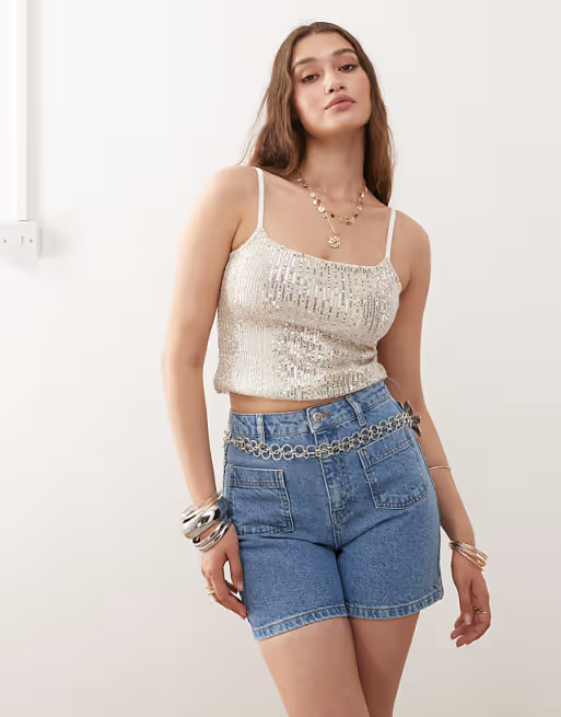 Miss Selfridge - Short en jean à poches plaquées - Délavage moyen | ASOS (Global)