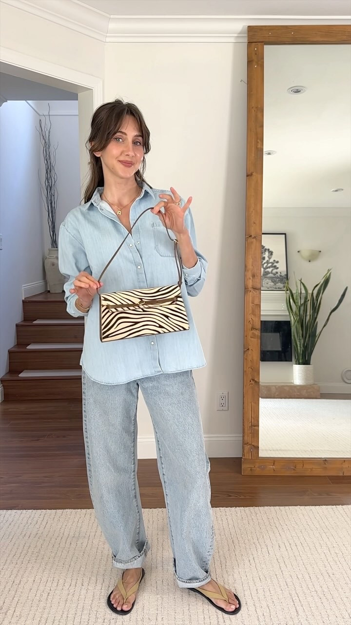 A very casual OOTD 👖💙🇨🇦
Sandals: @therow (last season)
Perfume: @the7virtues “vanilla woods”
Necklace: @melanieauldjewelry 
Bag: @verafied_official