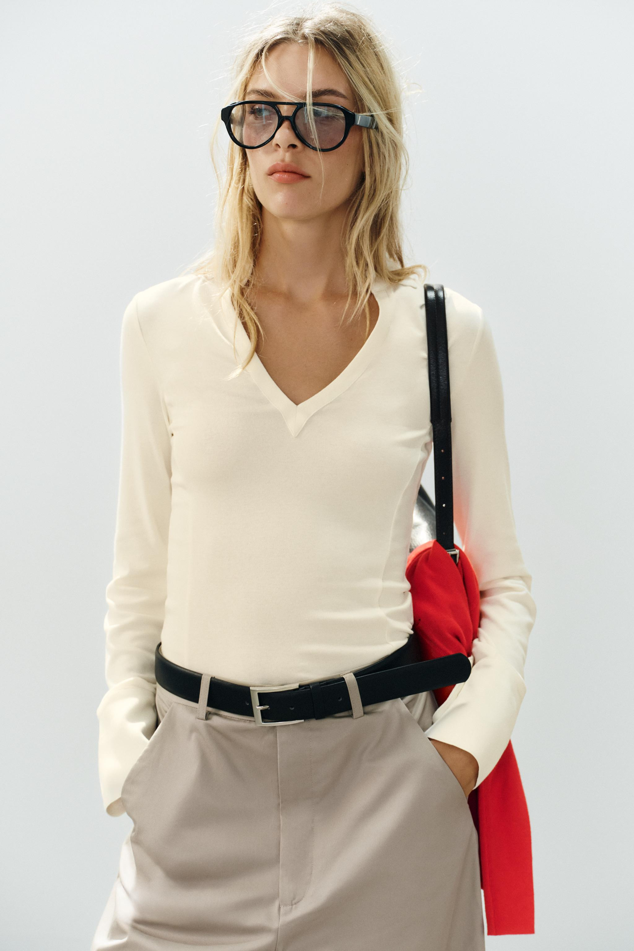 Model height: 176 cmT-shirt featuring a regular collar and v-neck. Long sleeves. | Zara UK