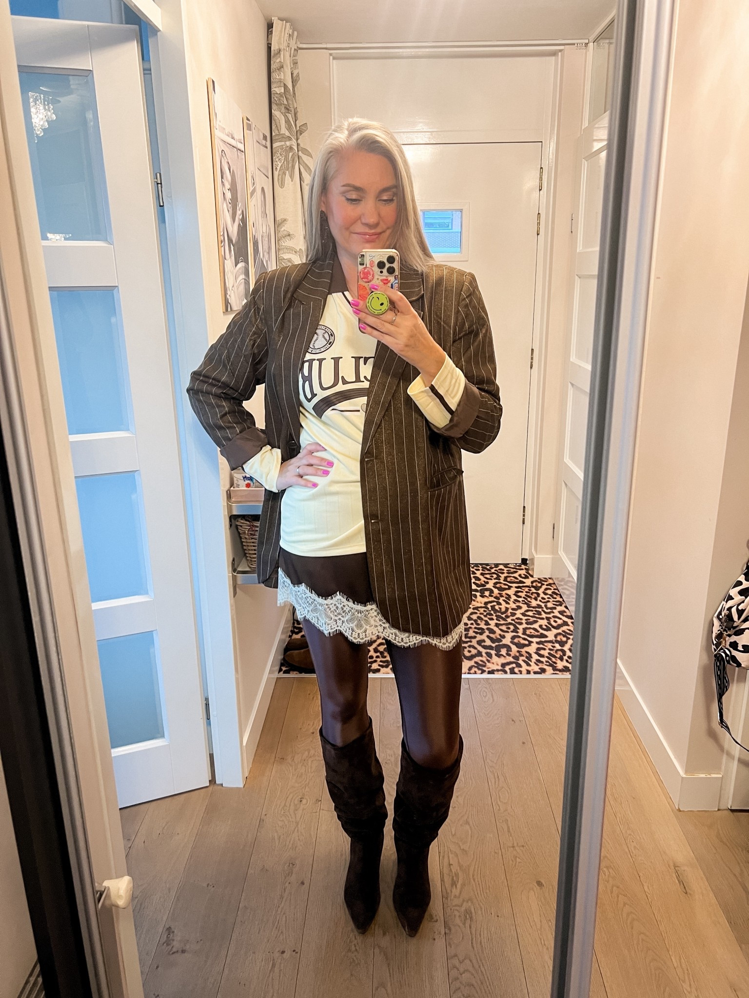 OOTD - Vrijdag. Bruine oversized blazer met krijtstreep en klein glittertje (42/44 Studio Untold), daaronder een botergeel sportshirt met lange mouwen (M/L Shoeby), een bruin satijnen rokje met kanten rand, een glanzende bruine legging (M, Shoeby) en hoge suède bruine laarzen. 



#LTKFashionMonth #LTKeurope #LTKnederlands