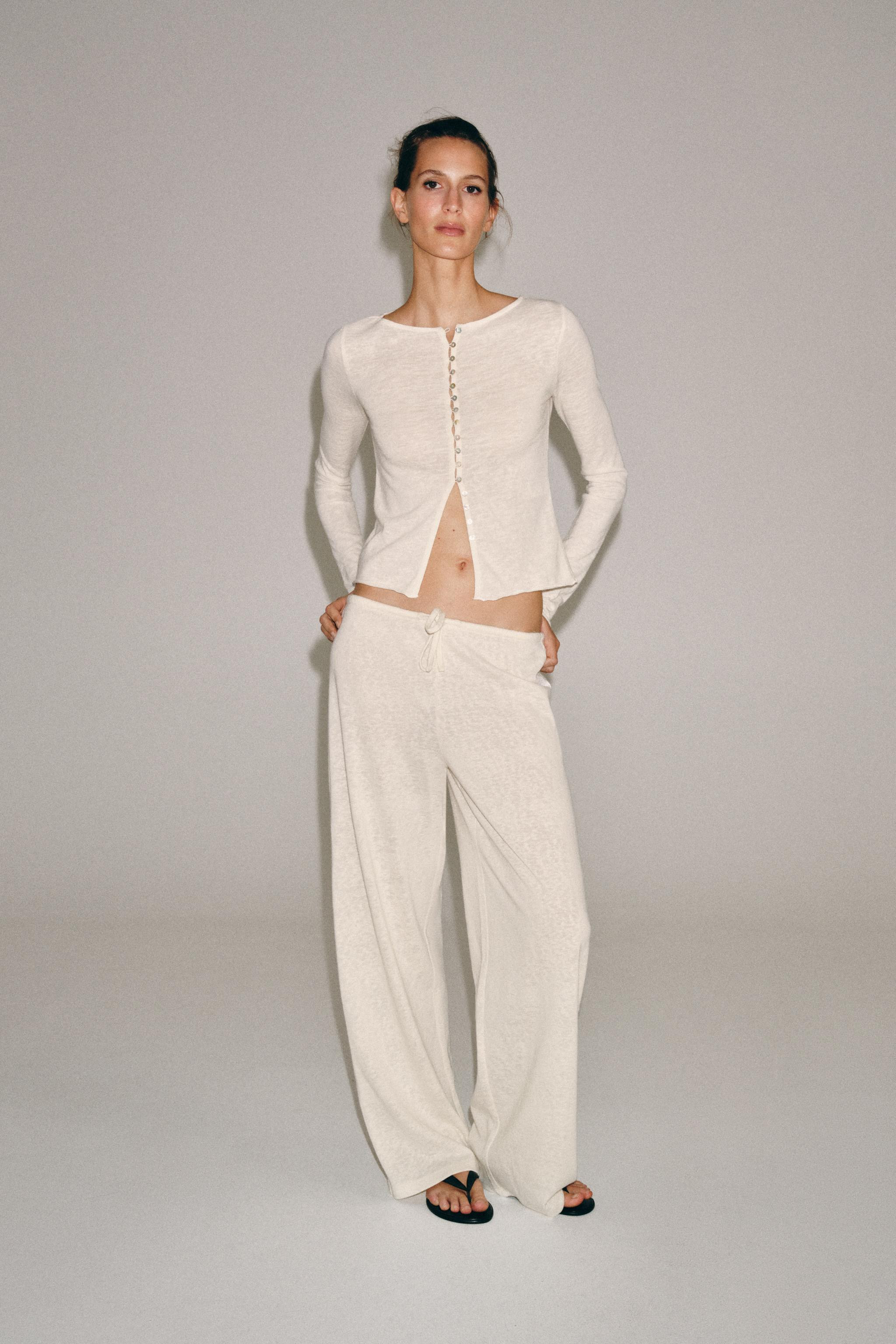 DescriptionColourCompositionMeasurementsTrousers made from a cotton blend yarn. Featuring a mid-w... | Zara UK
