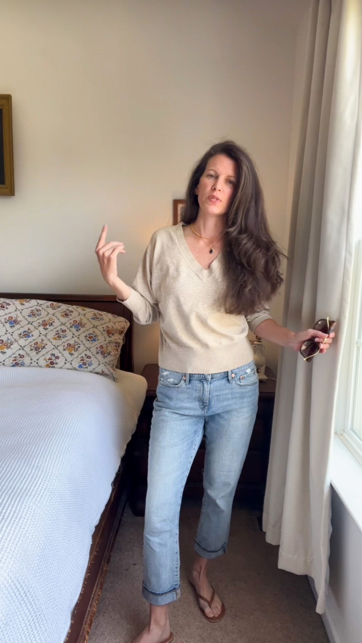 Always chasing that effortless 90s
Jennifer Aniston style.
Today's version:
✨Cropped boyfriend jeans
✨Lightweight beige V-neck sweater
✨Neutral sandals from J.Crew
✨Sunglasses SOJOS Classic Square
✨Polarized Sunglasses
Simple, comfortable, and timeless. The kind of outfit that never feels overdone, just easy, classic, and put together.
Some looks come and go, but that laidback 90s California vibe still gets me every time.

#90sStyle #JenniferAnistonStyle #CasualChic #ClassicStyle #EffortlessStyle