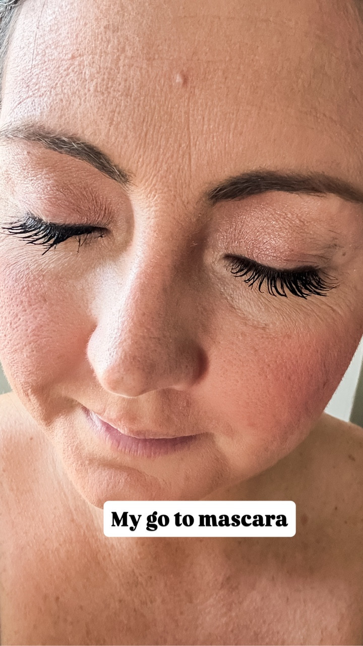 The lord has blessed me with long eyelashes. I am aware of this, however this mascara routine has made them even better! 

Try it with me! 👀