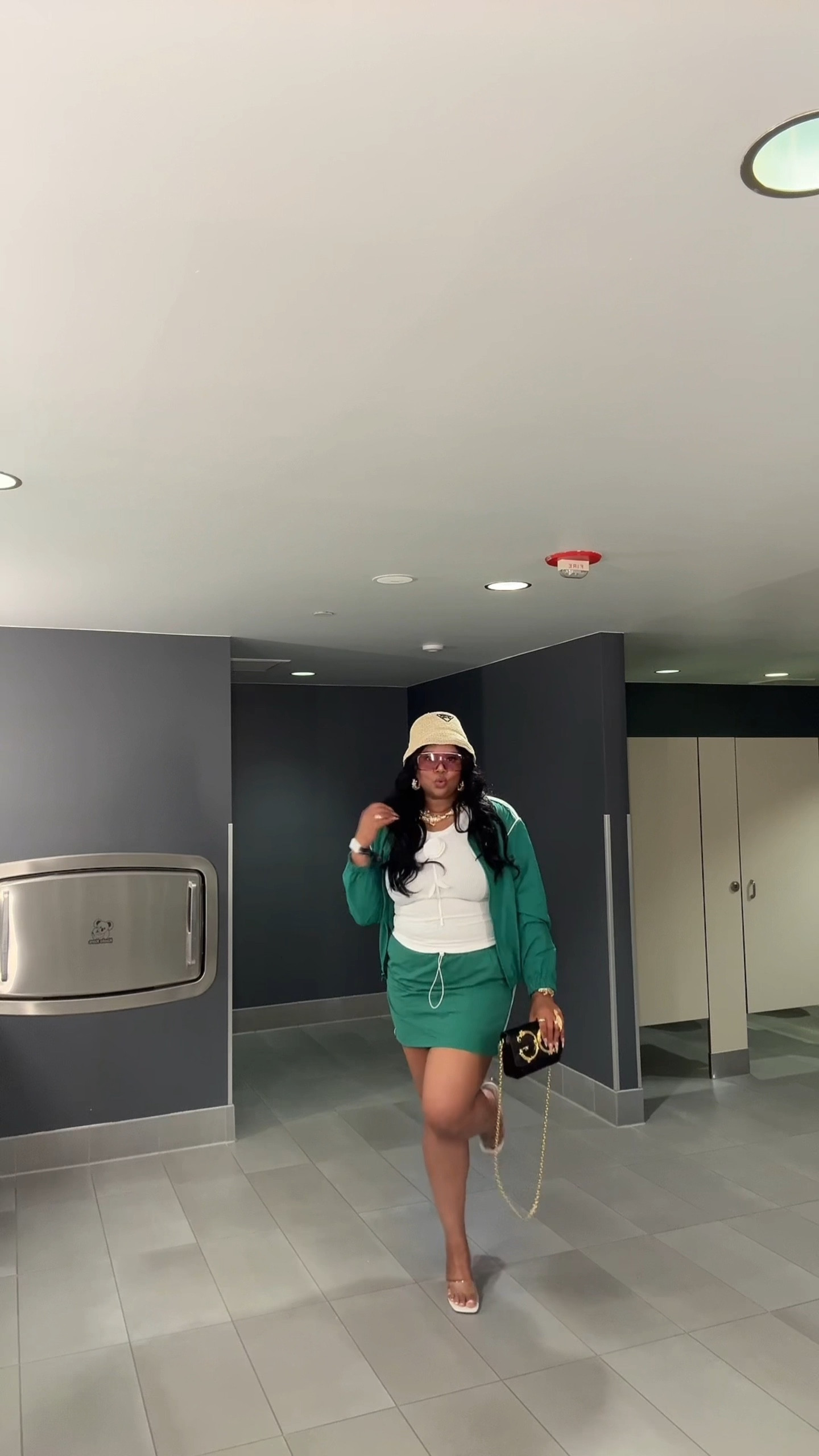 Concert look for a 90s/early 2000s hip hop party. I added some Louisiana & Los Angeles vibes ⚜️🦞🐊👓☀️🌴