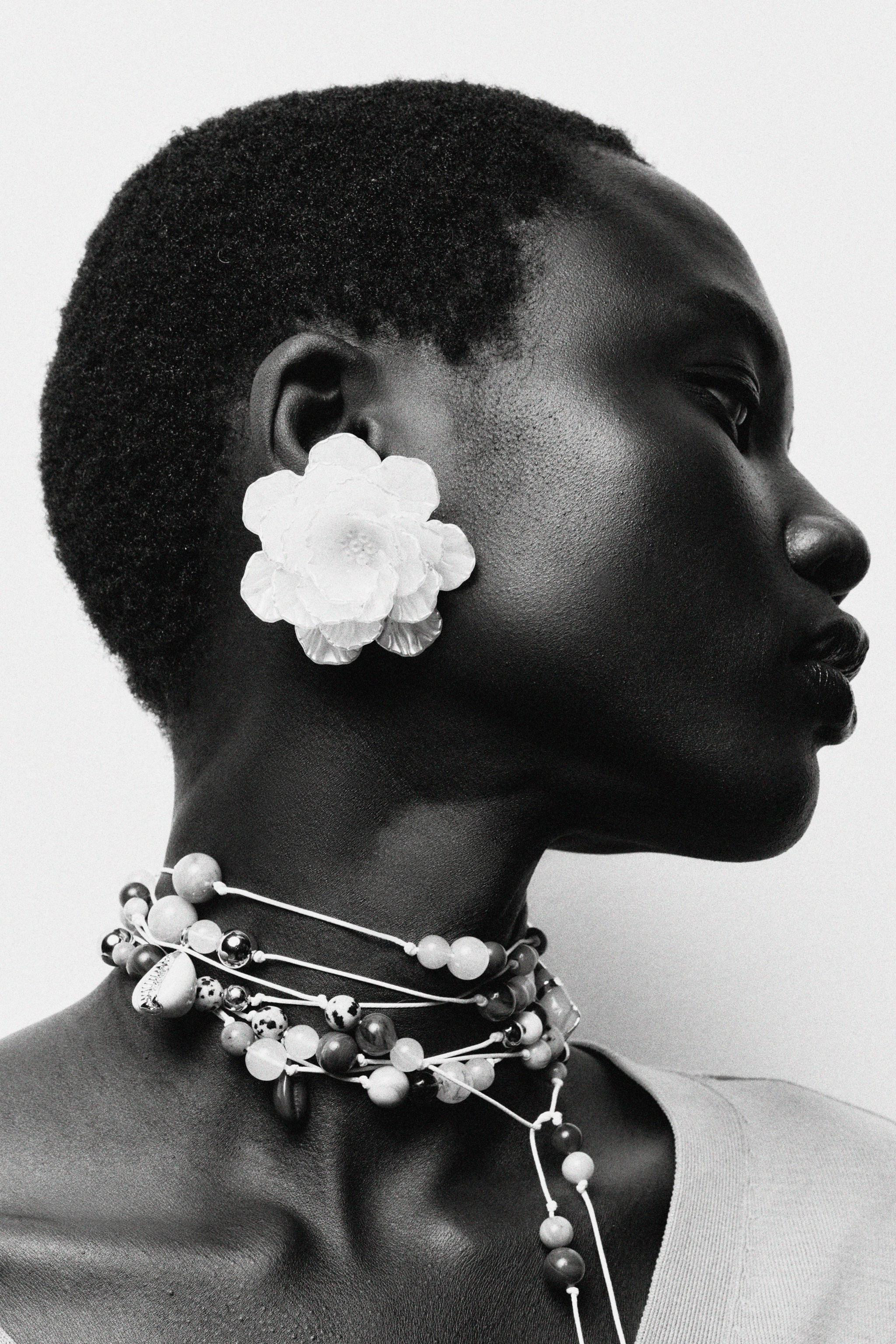 EMBOSSED FLOWER EARRINGS | Zara US