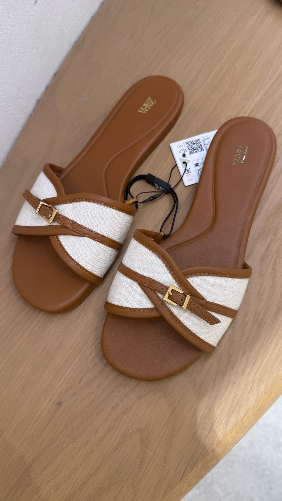 Zara chic sandals🥨
Tags: buckle flats sliders canvas Hermes Chanel dupes fashion summer inspo outfit ideas holiday vacation Dubai Barcelona Paris Parisian stylee

#LTKshoes #LTKsummer
