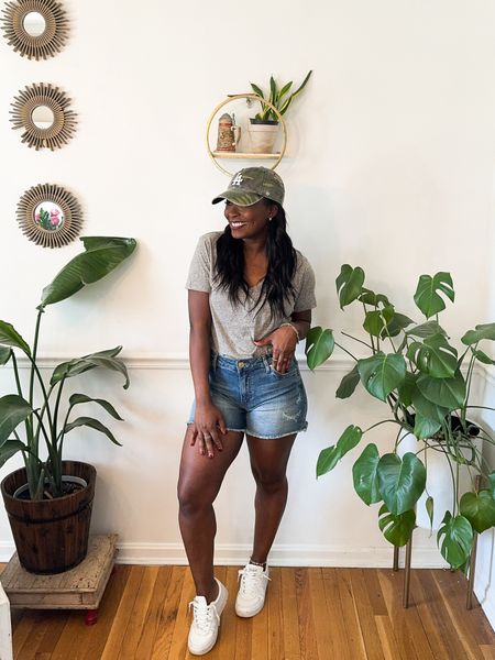 Who doesn’t love a good pair of denim shorts and a ball cap!! 🧢 