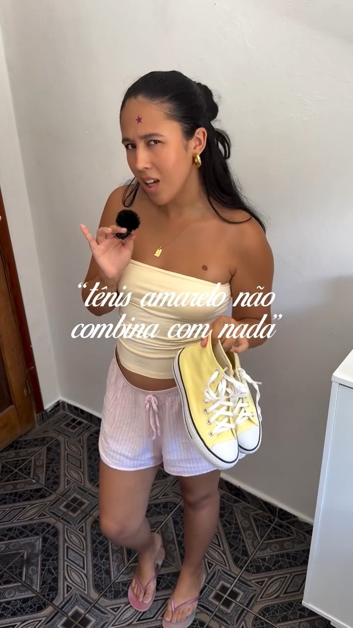 1 tênis x 4 looks • sempre que eu compro uma peça nova, já penso nos looks que será possível montar (ninguém quer uma peça que não combine com nada né?), e esses aqui são só o começo da jornada do meu tenicos amarelinho ✨🤏🏼
 
Nem tudo precisa ser só preto, branco e cinza - se corrs fazem parte do seu guarda-roupa… se joga!!! 🌟
 
E aí, looks aprô ou reprô?
 
• tênis converse all star @dafiti 
#lookdodia #moda #dafitifashioncreators #converseallstar #lookscomtenis