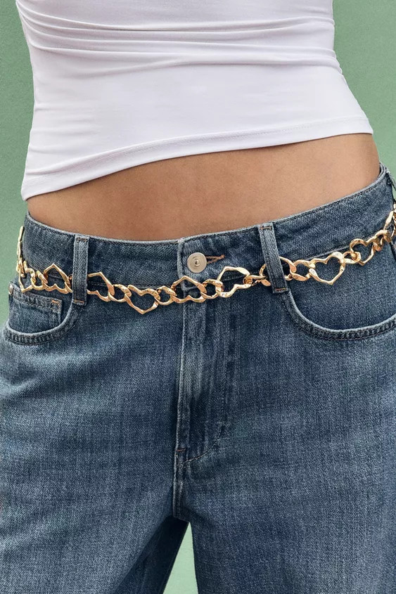 Metal chain belt with different-sized heart details. Lobster clasp fastening.Golden | 1856/161/30... | Zara UK