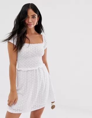 Pull&Bear – Weißes Kleid in A-Linie mit Lochmuster | ASOS DE