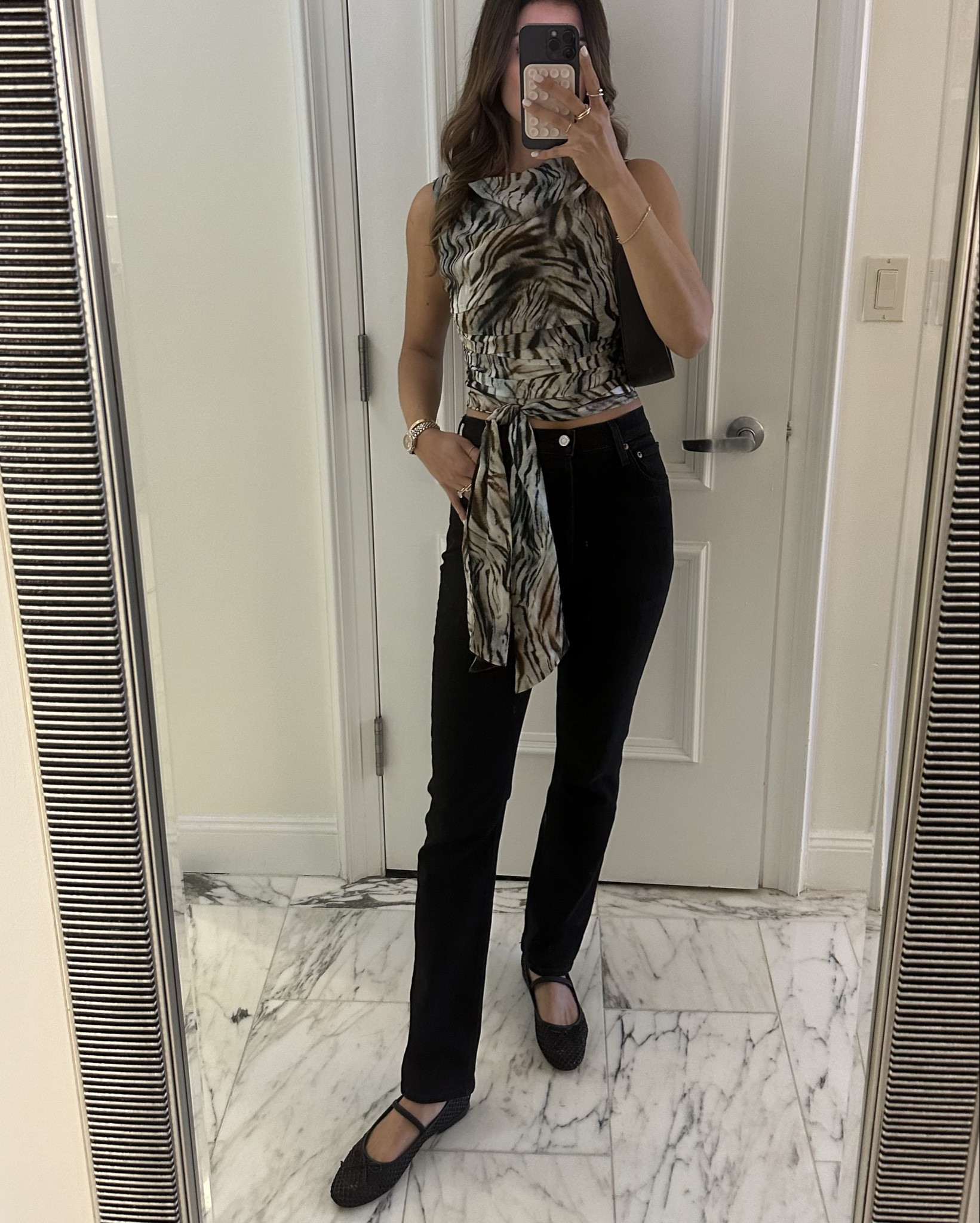 I was in NYC for literally 26 hours this past weekend and needed a good semi-casual night outfit for dinner and a show! I wanted to wear comfy shoes so we could walk from dinner on the UES to Times Square. I kid you not these @dolcevita flats that I won’t shut up about are so comfy. Shoes are tricky so idk if they will fit everyone so comfortably, but I can’t rave about them enough. I recently got these jeans by @agolde and I love the high-waist sleek look. They are a straight leg without being super skinny. A classic and comfy chic pair. I love the wash too. I linked them in a blue denim too. This bag by the Row continues to serve an is a perfect day or night bag. 