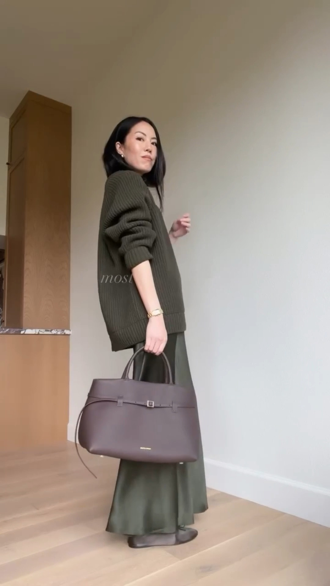 Holiday outfit: oversized sweater, silk shirt, ballet flats, and a great bag!

#holidayoutfit
#classicstyle
#winteroutfit
#winterworkwear
#monochromaticoutfit

#LTKootd #LTKgrwm #LTKHoliday