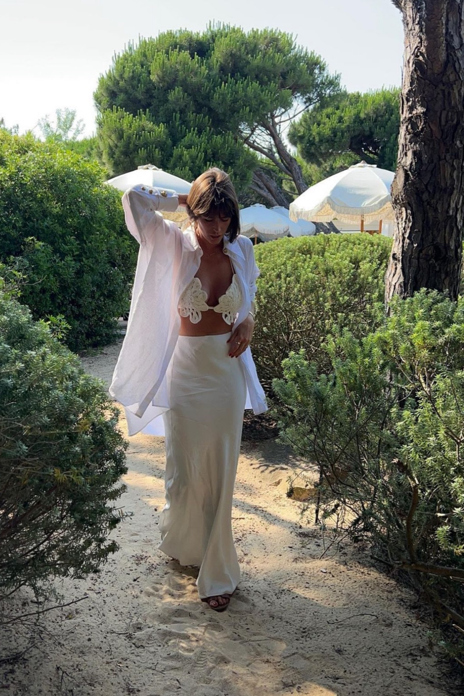 ootd, look d’été, tenue élégante total blanc, old money aesthetic, minimalist style, top en broderie, longue jupe en satin blanche, chemise ample oversize en lin blanche 

#LTKFind #LTKstyletip #LTKSeasonal