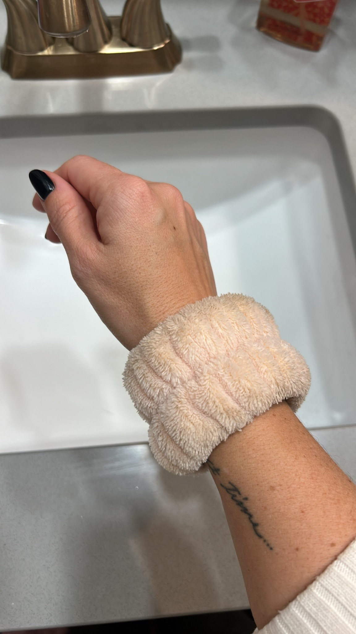 If you don’t have these wristbands for washing your face / stop right now and order immediately. 

#LTKSaleAlert #LTKBeauty #LTKFindsUnder50