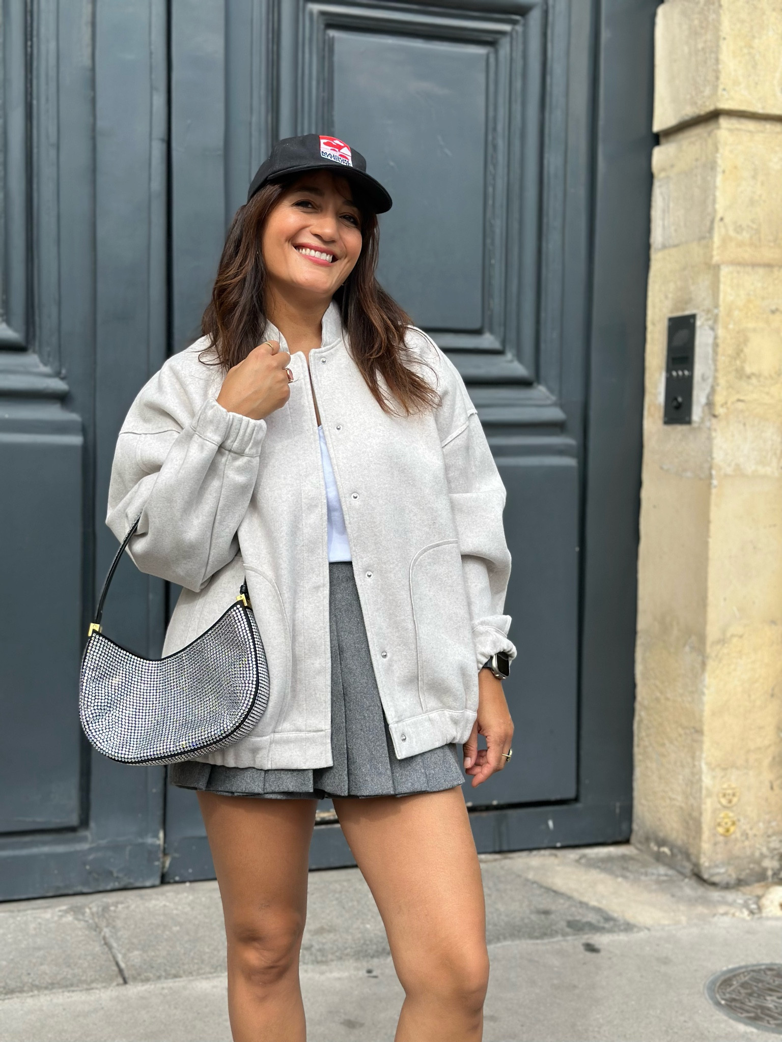Look bomber teddy en matière douce, jupe plissée, casquette et ballerines 

#LTKstyletip