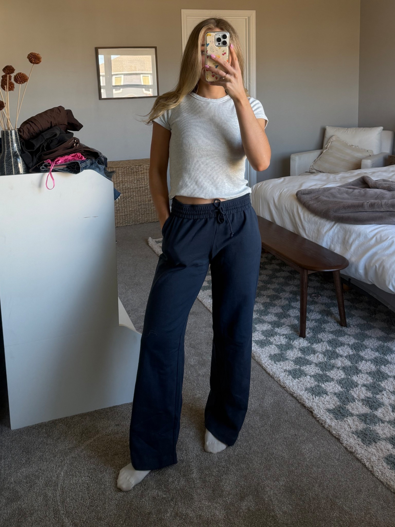 One of my favorite pairs of sweats paired with my most worn ribbed tee 🤩🤩 Xs in sweats and small in the tee!! Both SO affordable 