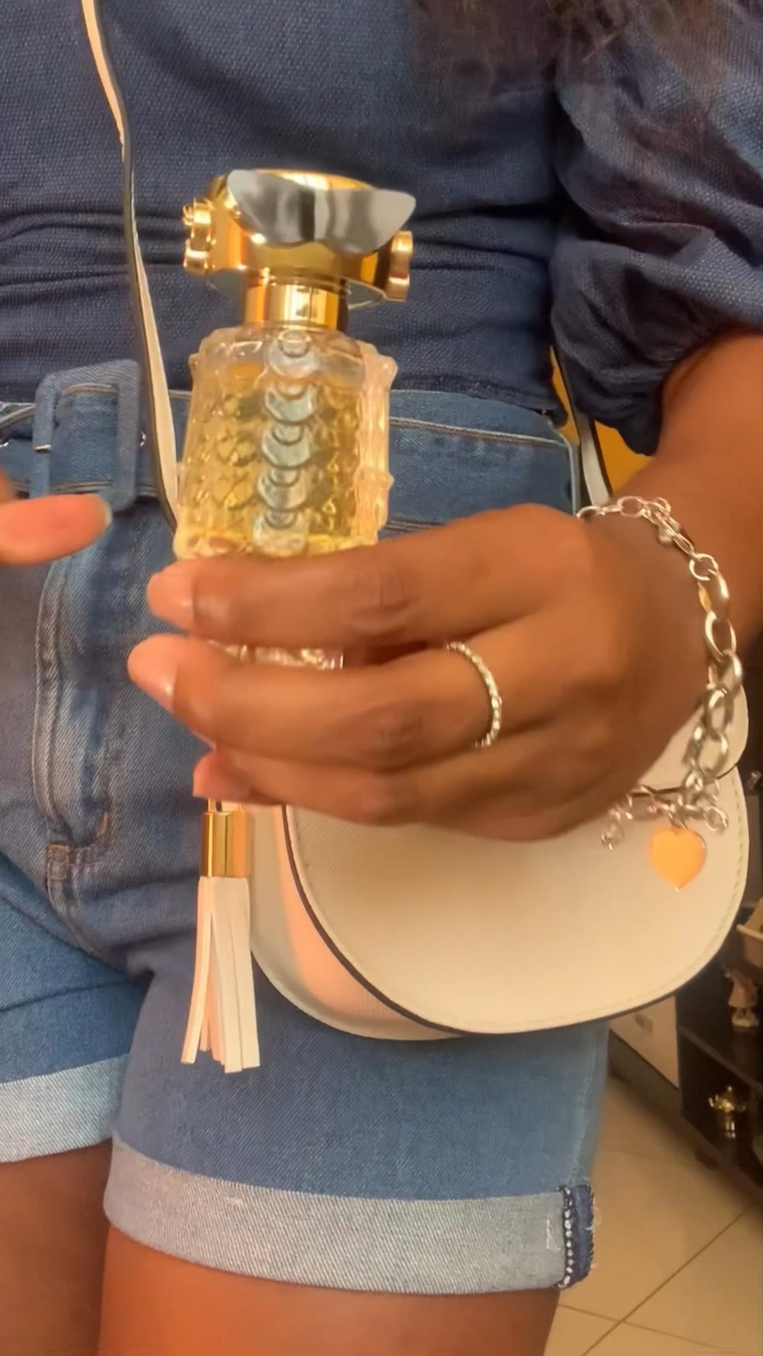 O perfume perfeito e que cabe na sua bolsa 😎 

 Uma fragrância que mistura essência de jasmim e manga suculenta, levemente adocicado mas com uma intensidade viciante, é assim que eu mesma defino esse perfume de @pacorabanne  que foi inspirado nas mulheres modernas. 

#garimpodakelly #paccorabanne #perfumedebolsa #perfumesimportados #perfumecollection  #beleza  #frangancias #fame #ltkbeauty #lookinspiração #beauty #MesDaMulherLTK #MesDasMulheresLTK

#LTKbeauty #LTKbrasil #LTKstyletip
