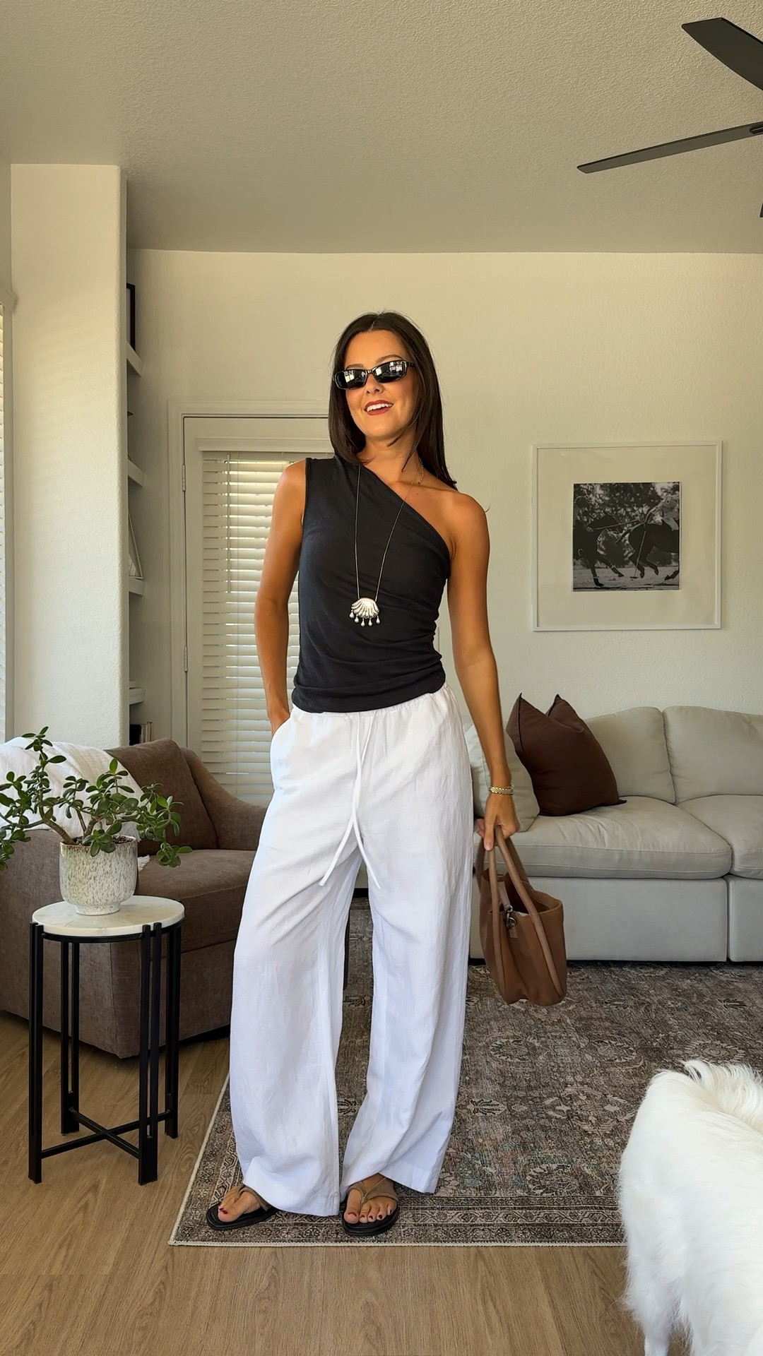 I am 5’7 wearing size XS in the one shoulder top, and small regular length in the pants!
