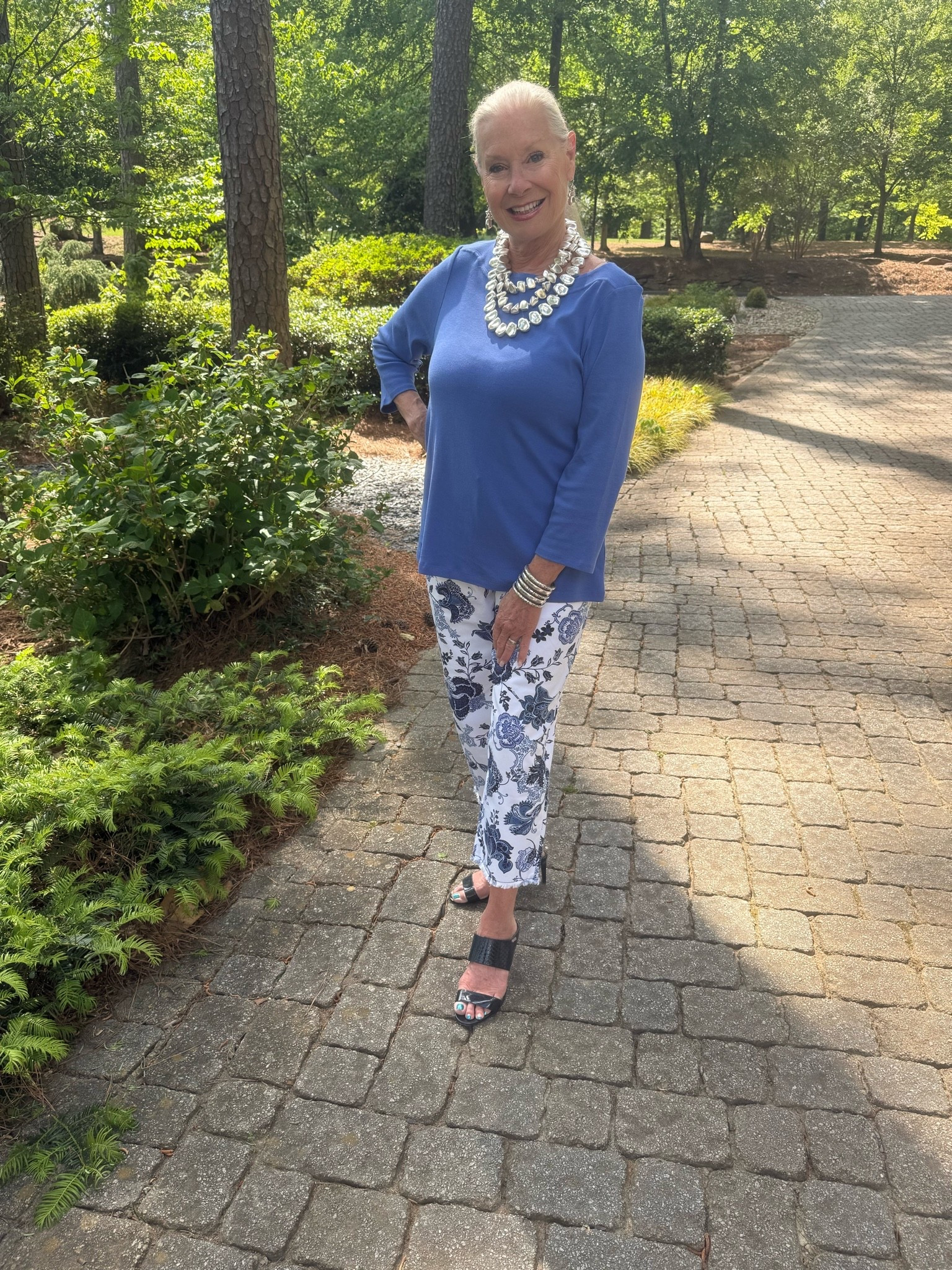 Blue and white floral prints just feel like spring and summer wrapped into one timeless look. 💙🤍 From brunch dates to beach strolls, this classic color combo never goes out of style and always feels fresh, feminine, and effortlessly chic. Add a woven bag, simple sandals, and sunshine… and you’re ready for the season ahead. ☀️