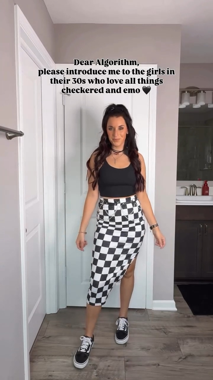 We are building an elder emo bestie community over here 🖤

#altgirl #altstyle #elderemo #punkrock