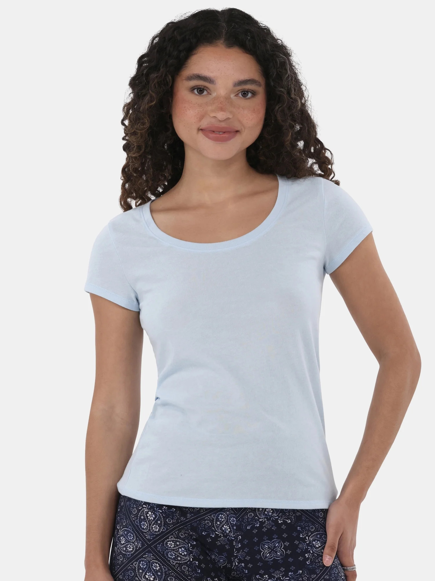 No Boundaries Scoop Neck Tee with Short Sleeves, Women's - Walmart.com | Walmart (US)