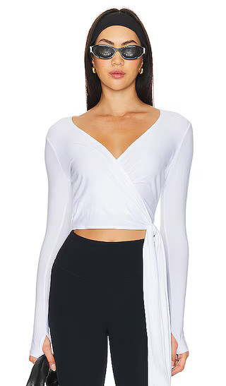 Beyond Yoga Featherweight Waist No Time Wrap Top in White. - size L | Revolve Clothing (Global)