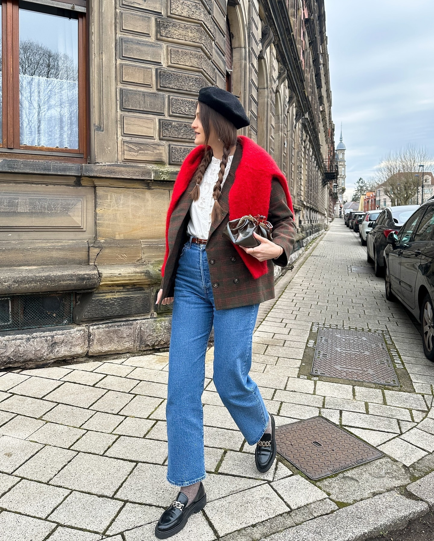 Yes, a beret is still my favorite hat in 2025 👩🏻‍🎨
On continue sur la lancée des looks preppy avec cette petite veste tartan @saaj_paris et mon acolyte en hiver : le béret 
[produit offert]
•
•
•
#winteroutfitideas #winterstyle #everydayoutfits #parisianstyle #preppystyle #frenchgirlstyle #winteroutfits #casualchic
