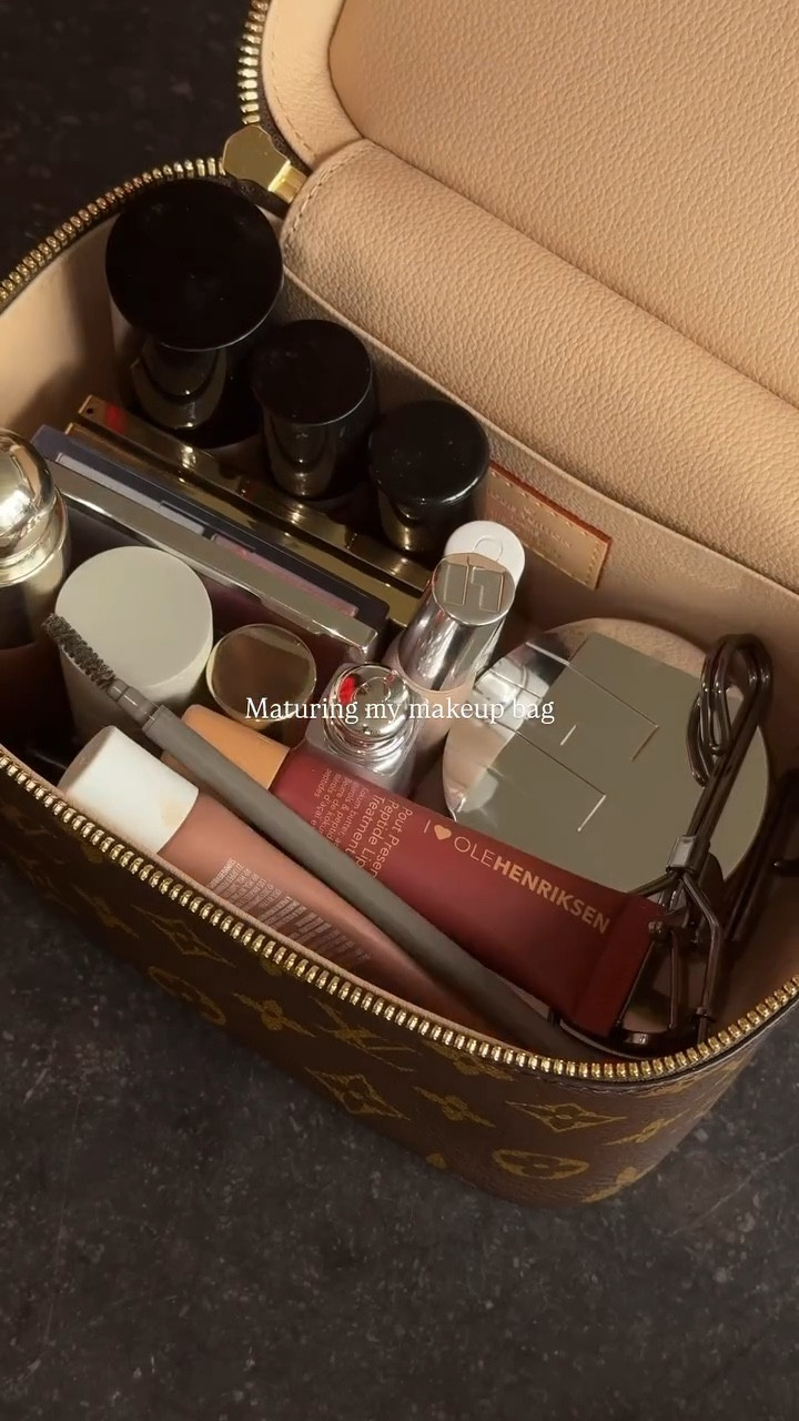 I asked you guys if the LV makeup bag was worth it…and you recommended 10/10 so here we are!!! Maturing ✨🖤