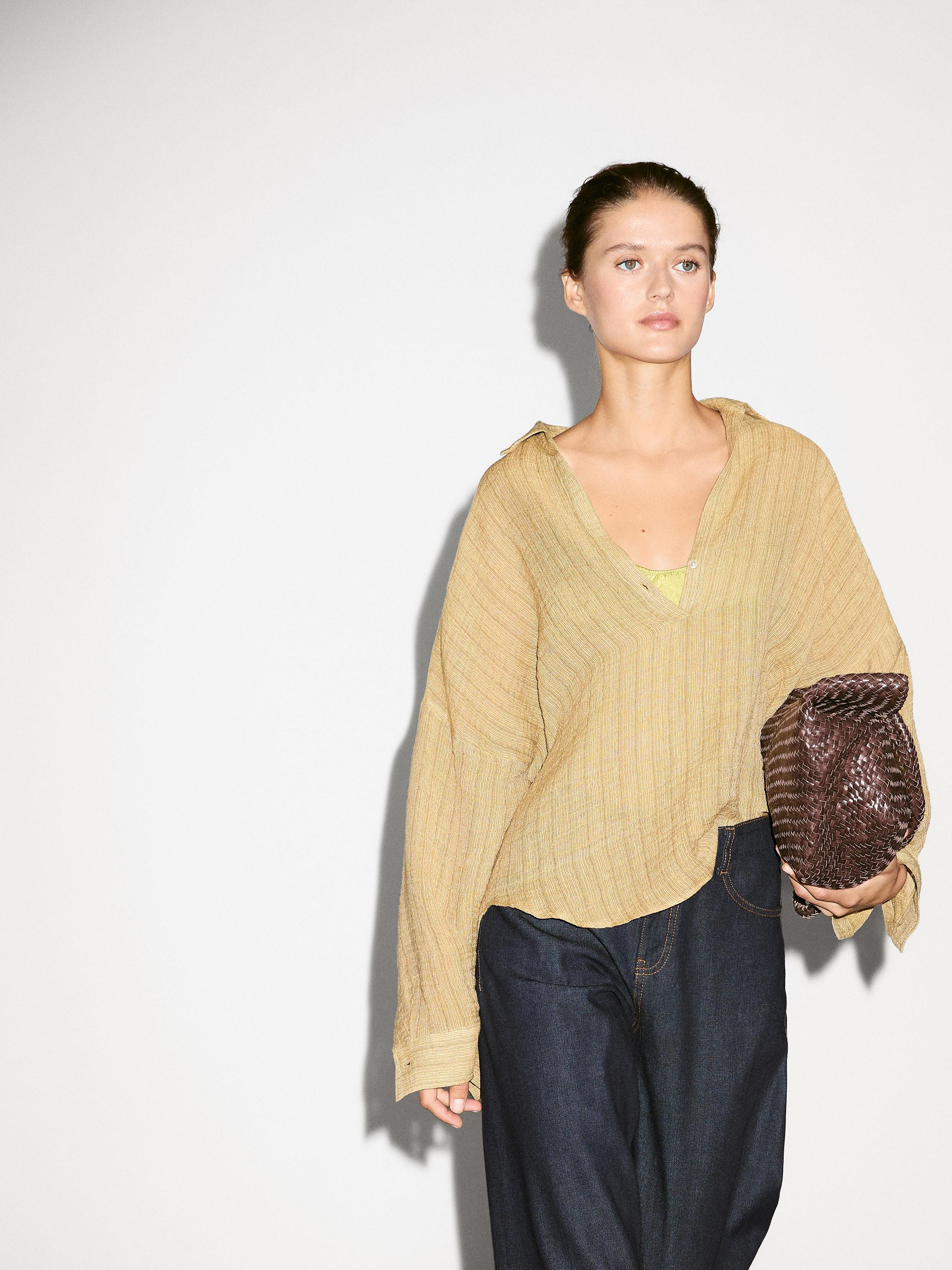 Flowing blouse. Long sleeves with buttoned cuffs. Buttoned polo collar. Made of linen blend fabri... | Massimo Dutti UK