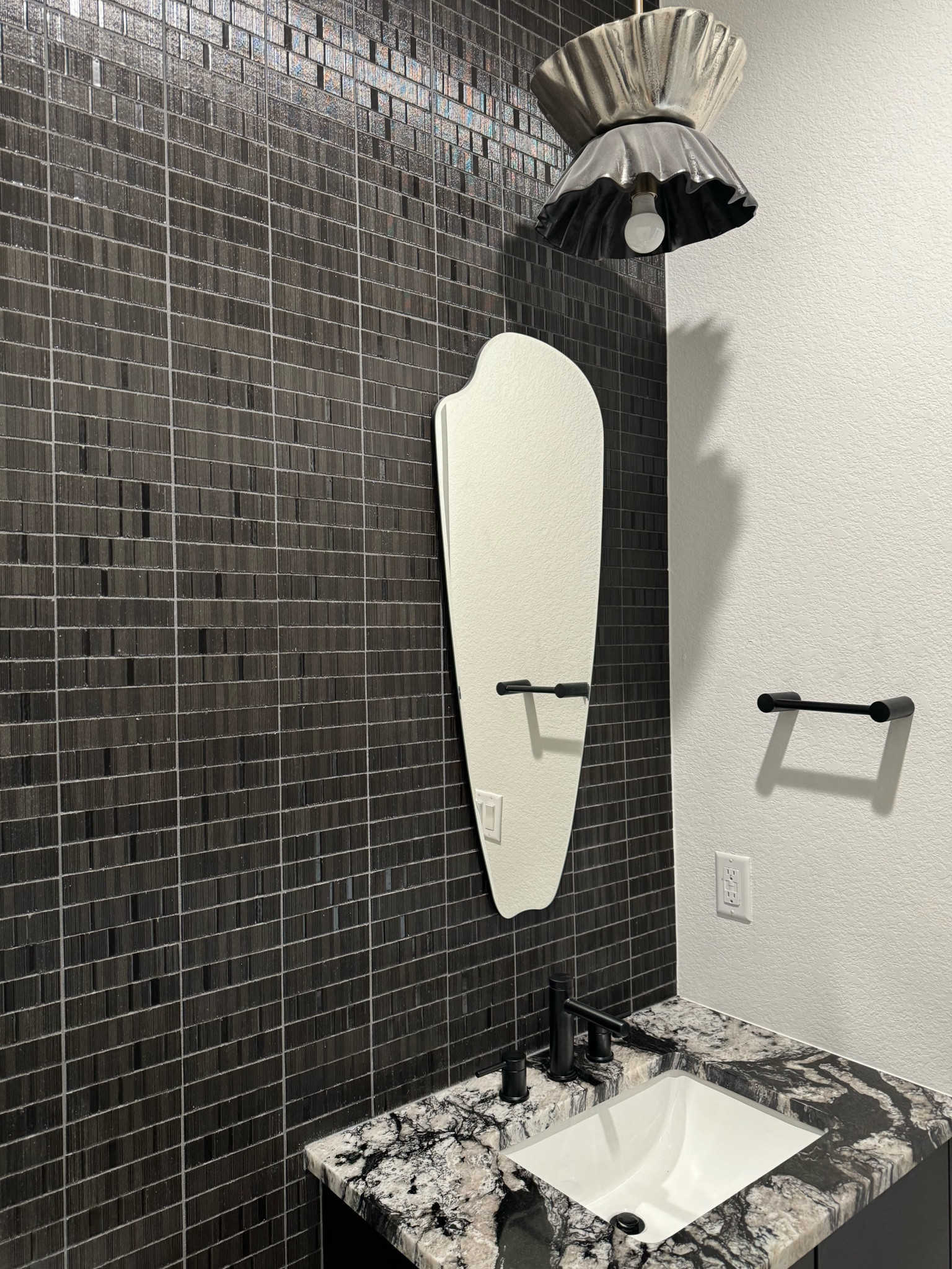 Pendant light 
Bathroom 
Modern 

#LTKstyletip #LTKhome #LTKover40