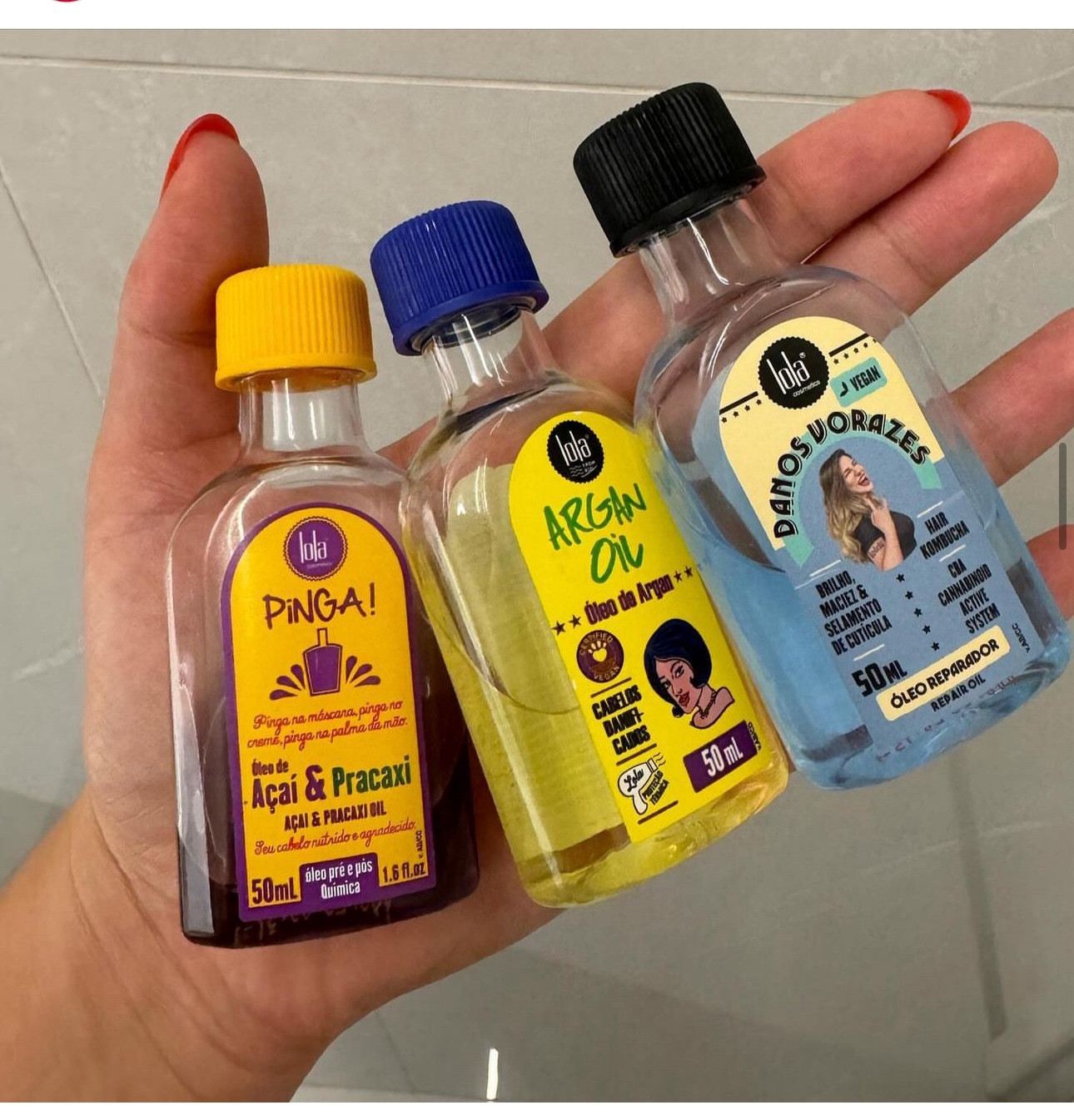 Óleos Lola: explicação rápida para ajudar a você ter um cabelão forte e brilhante

-✨Danos Vorazes: Levinho e com fragrância bem inibida, não possui textura oleosa (não pesa) e deixa os cabelos visivelmente mais macios e brilhoso. Da pra usar depois daquela escova caprichada e antes de pentear os fios.
.
- ✨Argan Oil: Fragrância masculina, mas não fica no cabelo. Há quem goste, mas tem gente que não suporta. IMPORTANTE: TEM PROTEÇÃO TÉRMICA. Auxilia no controle do frizz e na redução da eletricidade estática, além de doar brilho intenso aos fios. Não pesa os fios. Vai usar fonte de calor? Pode passar, ein!
.
-✨ Pinga Açai e Pracaxi: O mais poderoso do trio. Para ser usado antes e pós sol, pré ou pós shampoo, quando quer dar aquela recuperada no cabelo. Quer fazer aquela umectação? É aqui mesmo que o Pinga Açai e Pracaxi vai entrar. Se adapta bem no uso para quem possui cabelo crespo e cacheado. Ótimo rendimento.
.l
.
Todos os produtos da marca que testei foram excelentes para meu cabelo. A Lola possui um valor bem atrativo e sempre entrega um resultado surpreendente nos fios.

#LTKbrasil #LTKbeauty #LTKhome