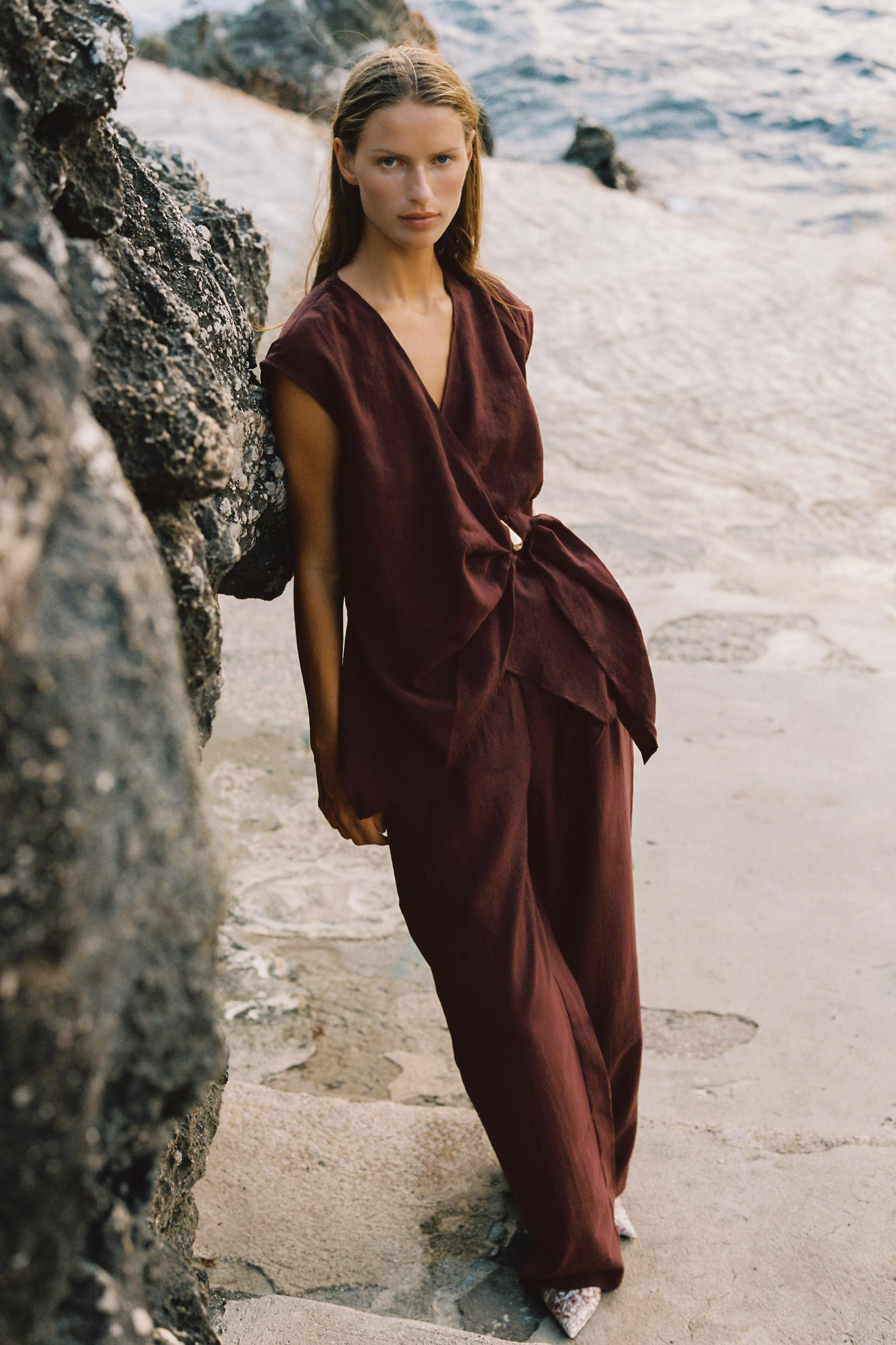 Gr\u00f6\u00dfe des Models: 177 cmTop mit V-Ausschnitt und \u00e4rmellosem Design. Mit goldenem A... | Zara DE