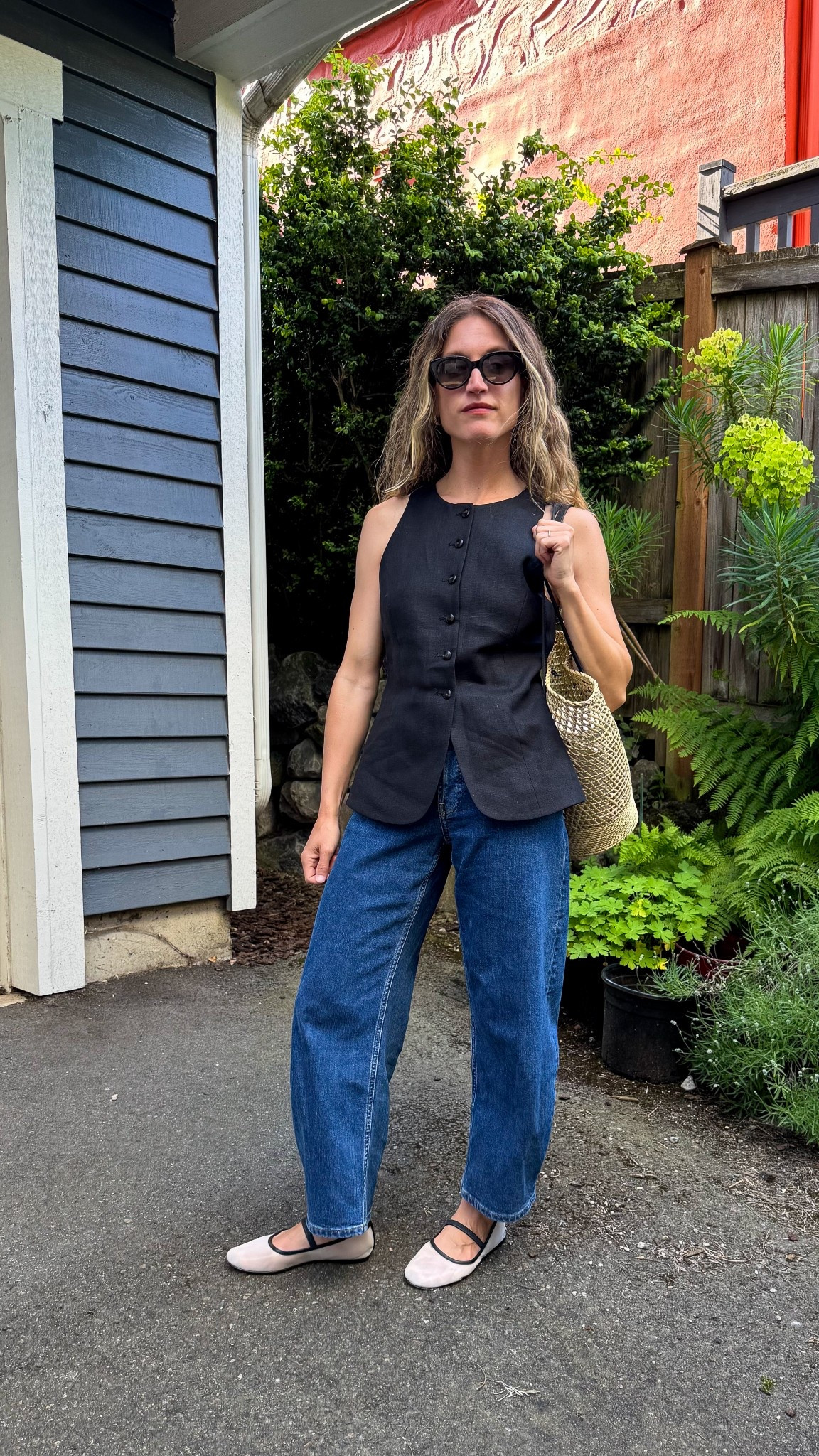 What I Wore: 6.5

Sèzane waistcoat, TTS. Everlane barrel jeans, 24, TTS. Madewell mesh flats, TTS. Abby Alley bag. Quince sunglasses  

#LTKPetite #LTKSeasonal #LTKOver40