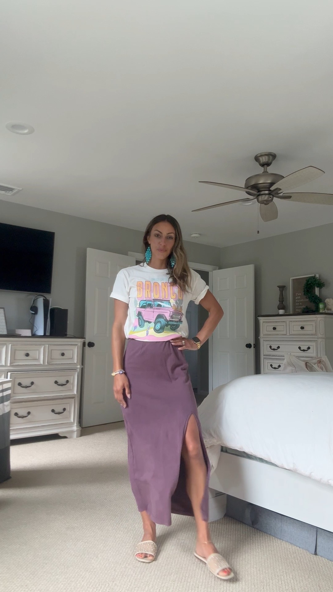Graphic tee & a skirt is always a cute outfit for any occasion. 

Laid back | casual | cute | graphic tee | t shirt | skirt | slit | slides |summer style | outfits 