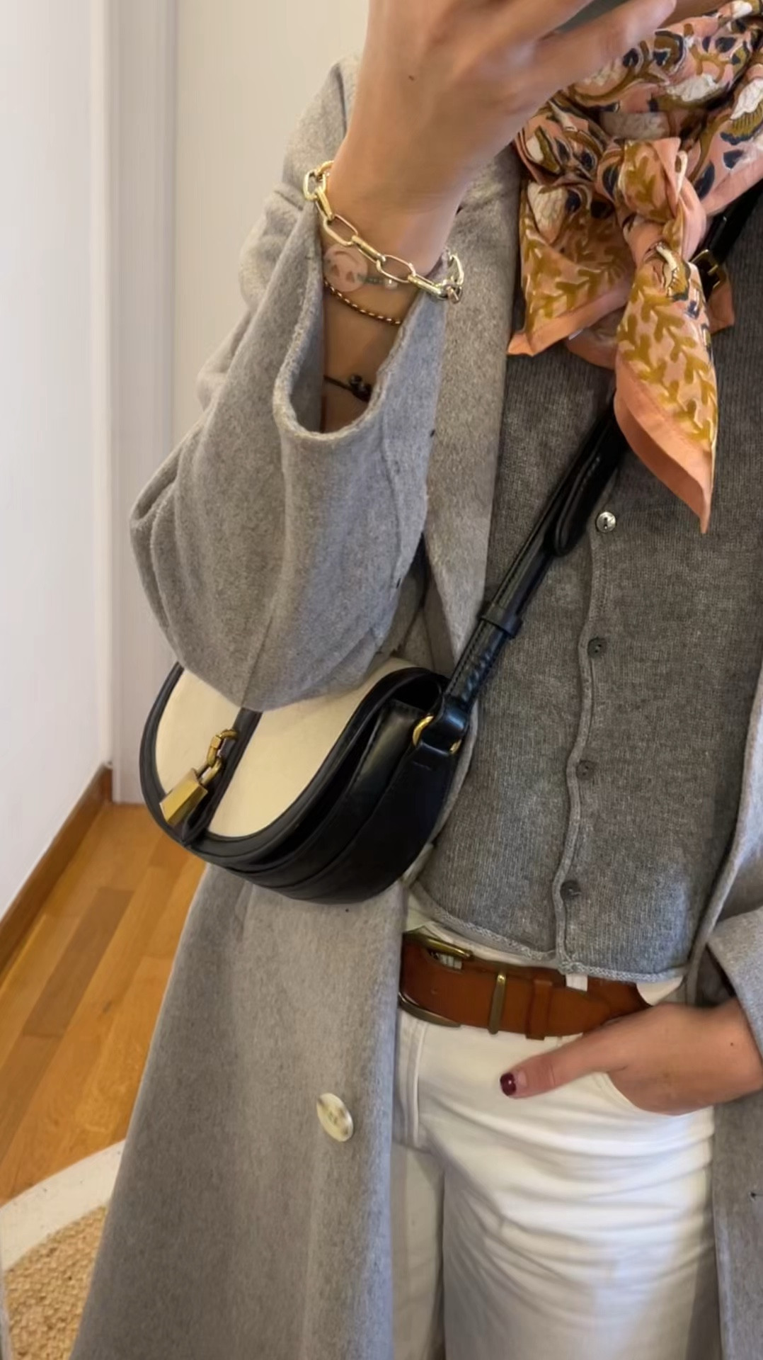 En este look combino dos colores neutros para brillen los accesorios. Unos vaqueros en blanco junto con una parte de arriba en gris y abrigo oversize gris.

#LTKFashionMonth #LTKespana #LTKeurope