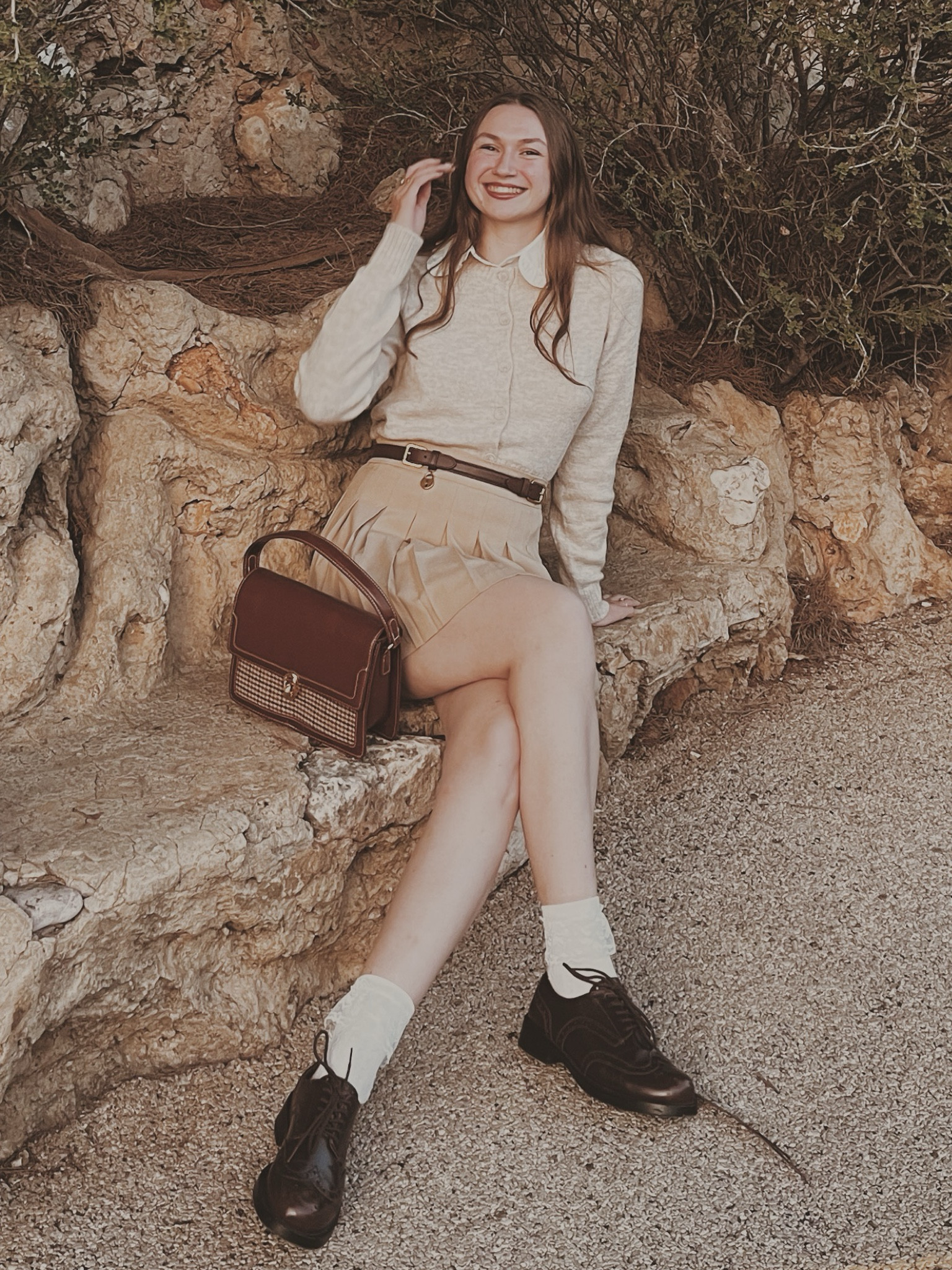 Beige cardigan
White ruched collar
Belt with double buckle detail
Brogues 

#LTKSeasonal #LTKU #LTKOver40