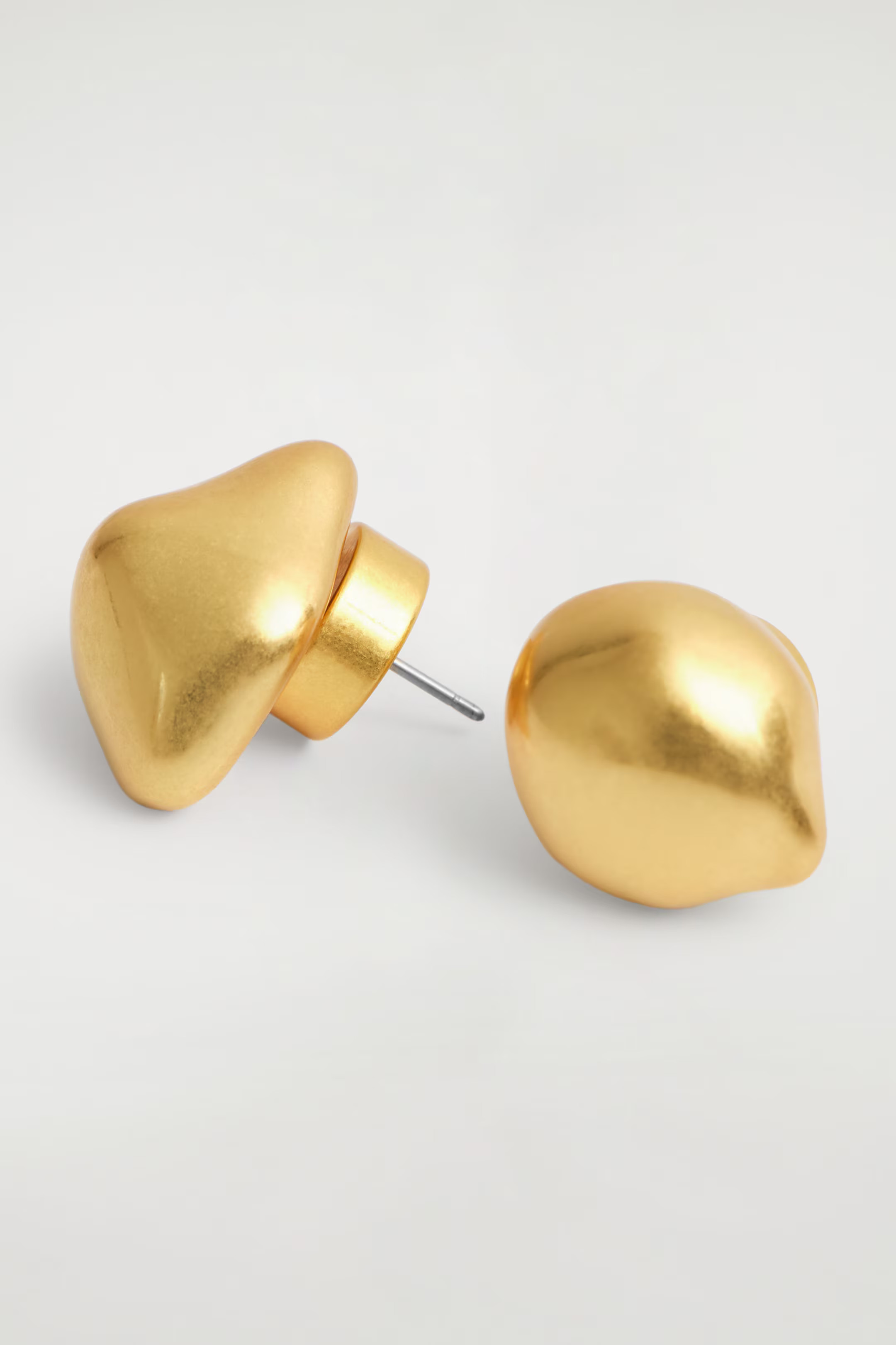 MISMATCHED MOLTEN STUD EARRINGS - GOLD | COS GB | COS UK