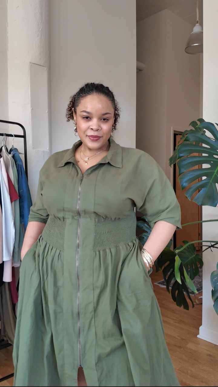 A cute little OOTD for the day! A utility type style dress and some adidas to go with it!? Yeah, that’s right! Cutsey and demure! 😍❤️ @avenueofficial @adidas @marshalls @tjmaxx @athleta @oldnavy