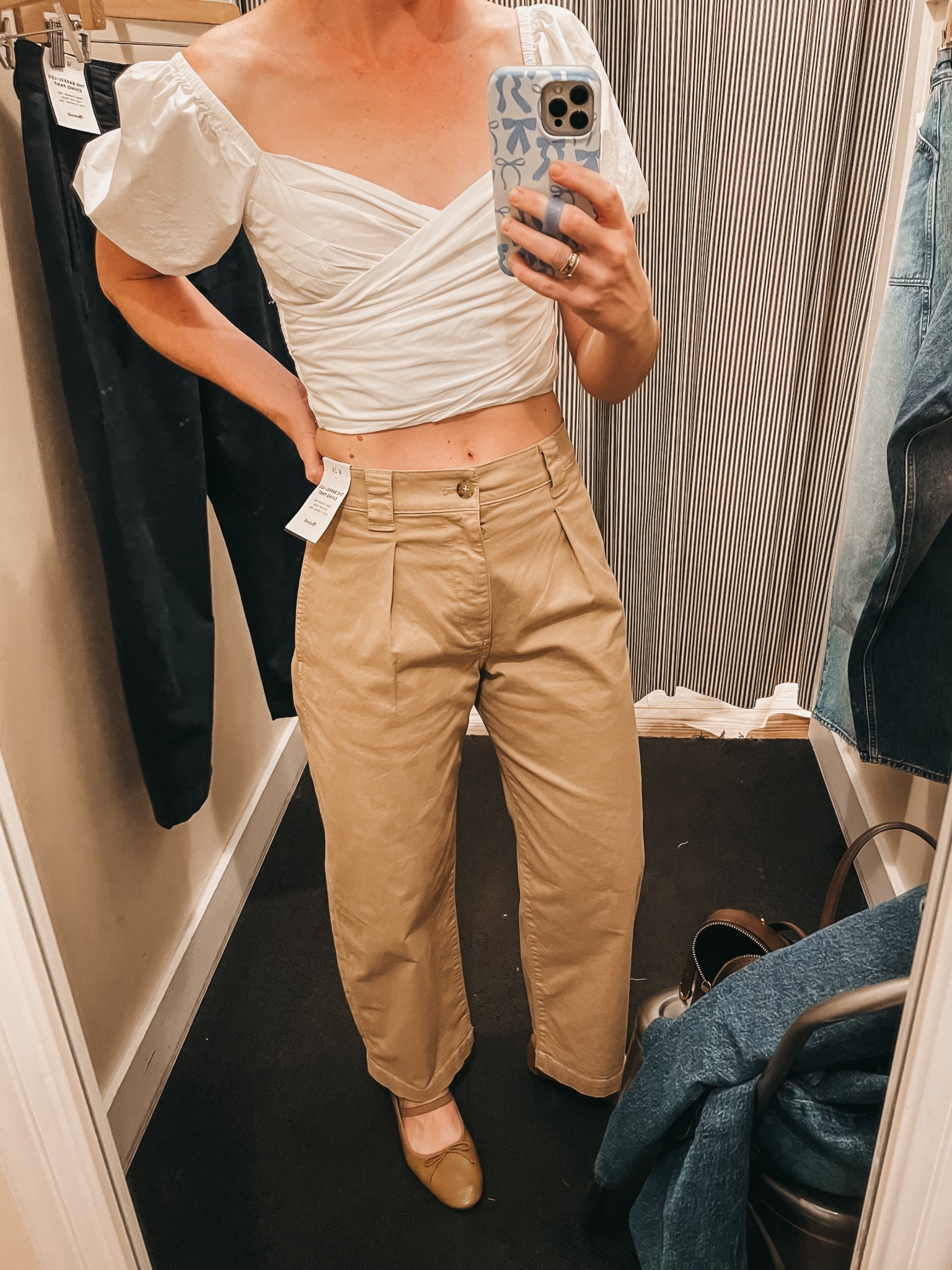 Popped into Madewell in the first time in forever. Loved these barrel chinos but they run super oversized. They come in black, navy and this khaki color and could be cute for work or play. Size down at least one size. Wearing a 25 bit would need a 24 (I’m holding the extra fabric behind my back). 