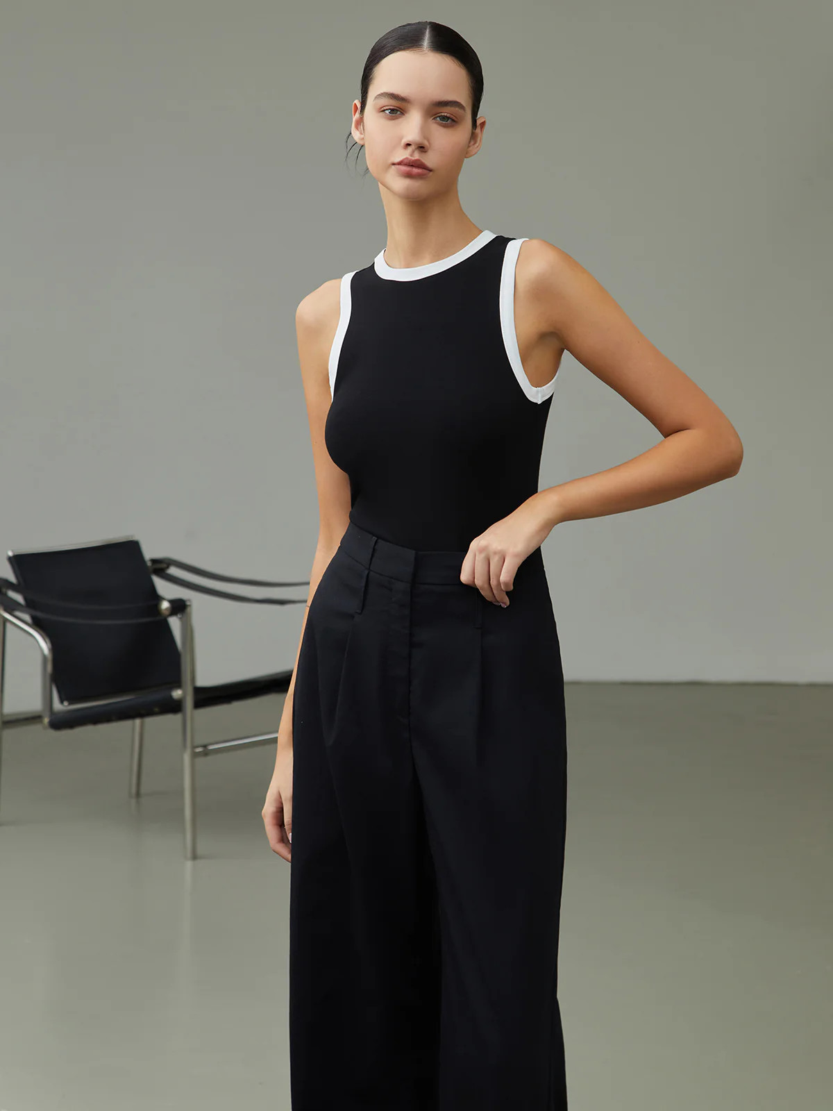 Worth A Million Contrast Trim Tank Top | Commense