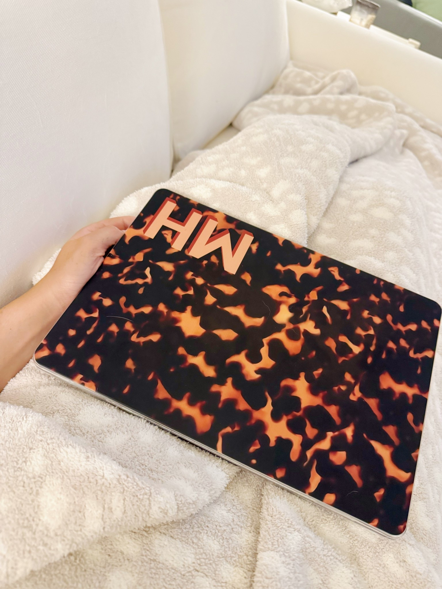 Loving this tortoise laptop case + barefoot dreams blanket dupe!! 🤎