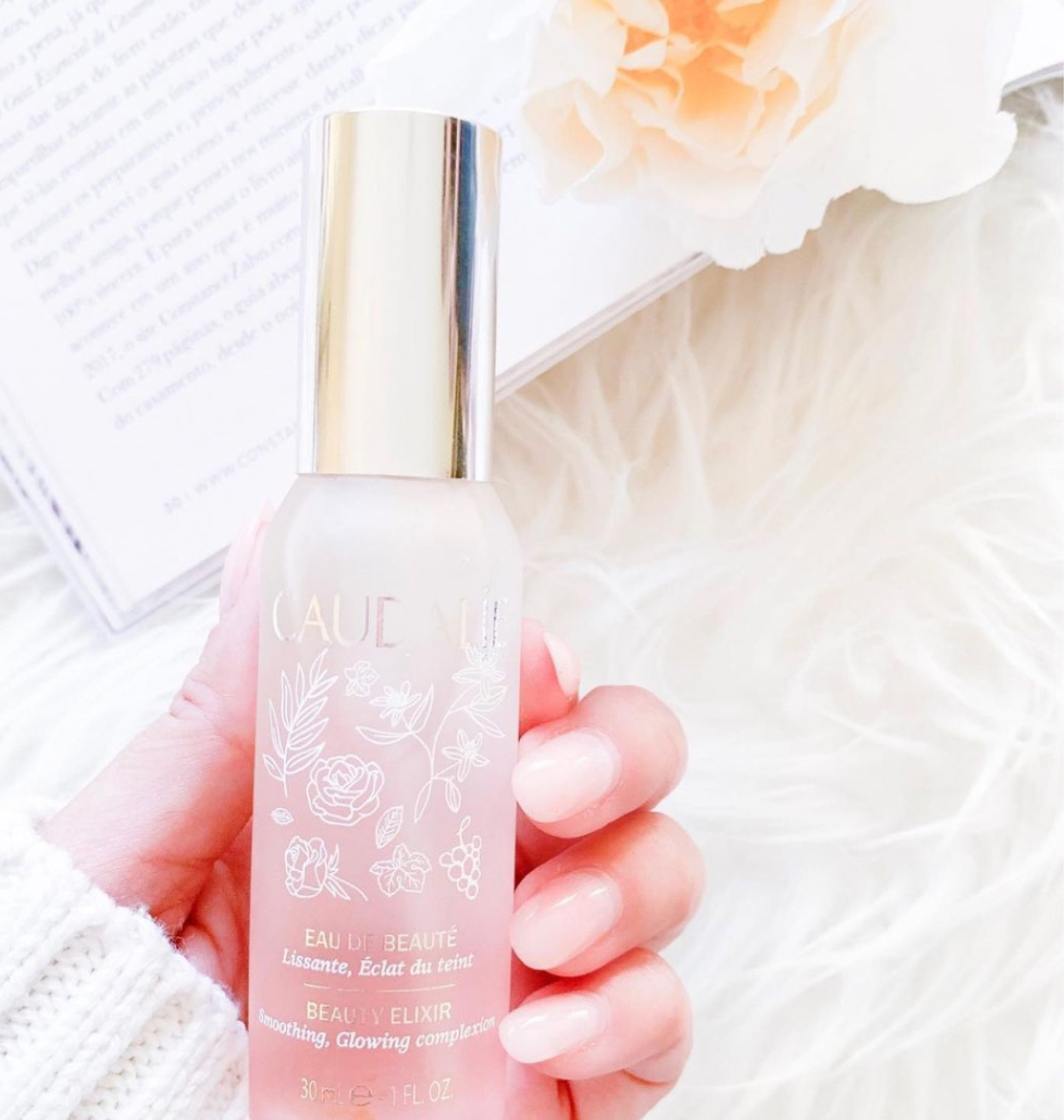 A @caudalie tem produtos maravilhosos que uso e amo indicar, mas sem dúvida a icônica Eau de Beautè e nessa embalagem lindinha edição limitada, faz diferença na pele de quem usa. Vou falar um pouquinho sobre ela: Inspirado no famoso elixir da juventude da Rainha Isabel da Hungria, esse spray maravilhoso a base de uva, alecrim, rosa e mirra, alisa traços finos, fecha poros, devolve a luminosidade da pele, refresca e fixa a maquiagem. Maravilhosa né? Só me pedir o link que envio✨

#LTKbeauty #LTKbrasil