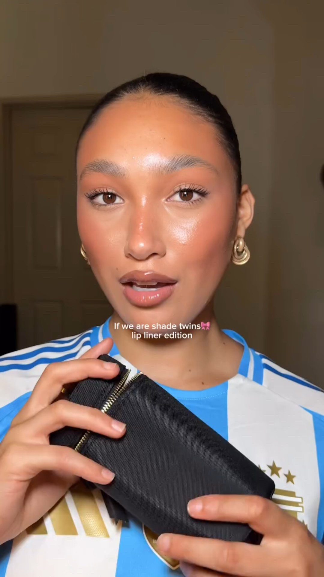 If we are shade twins except make it lip liners (my fav beauty product) 🎀🫶🏽 what lip liners do yall love ??
.
products
@rhode peptide lip in vanilla + lip liner in stretch @makeupforever lip liner in anywhere caffeine @makeupforever extreme lip liner in limitless brown @refybeauty lip sculpt in suede @makeupbymario lip liner in almond