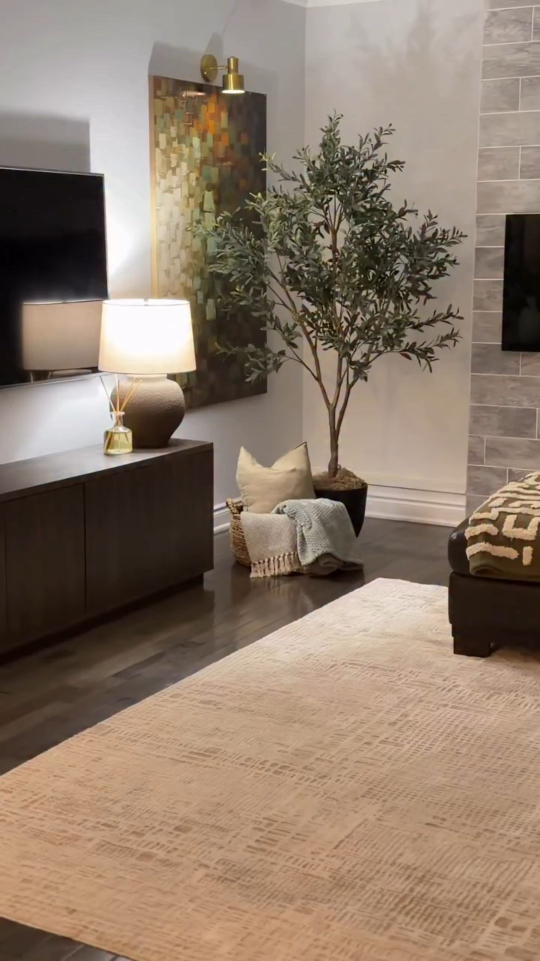  🇨🇦 The holiday magic was great, but the mental clarity of a clean home is where it’s at.
Welcome to episode one of my new series: Reset Sundays. There is something so therapeutic about taking down the tree, clearing out the glitter, and reclaiming my space for the week.
Today it’s the tree—next week, who knows? But for now, the living room finally feels like a blank slate again. Looking for a good Coffee Table to juj up the space. 
Are you a “tree down 1st week January” type person, or are you keeping the vibes alive a little longer?👇🏾

#Relatable #sundayreset