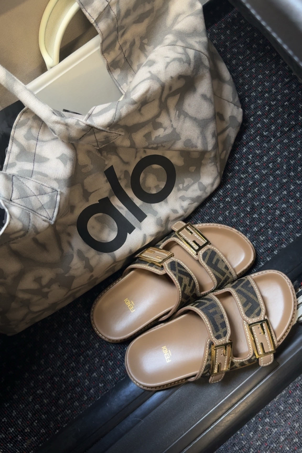 What I brought to the airport ✨💕✈️