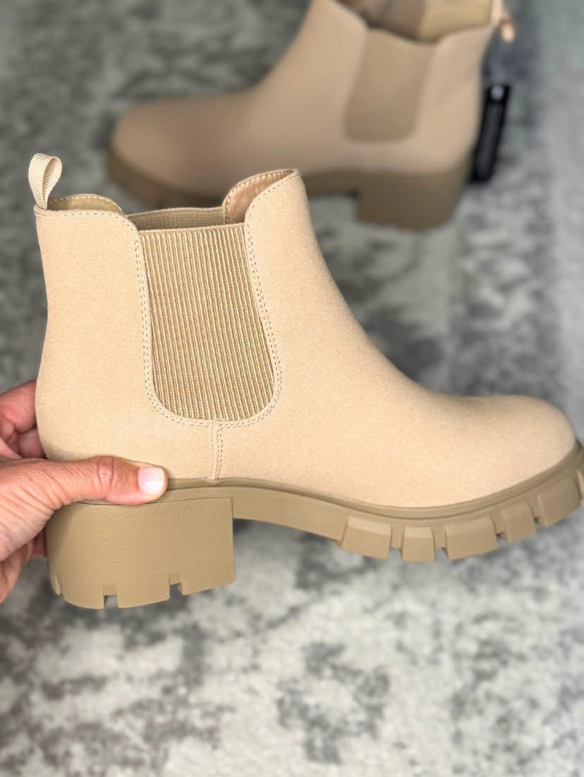 Chelsea boots on sale

women’s Chelsea boots
ankle boots for women
lug sole boots
chunky Chelsea boots
leather ankle booties
suede Chelsea boots
platform ankle boots
pull on boots
casual fall boots
comfortable everyday boots

#LTKSeasonal #LTKSaleAlert