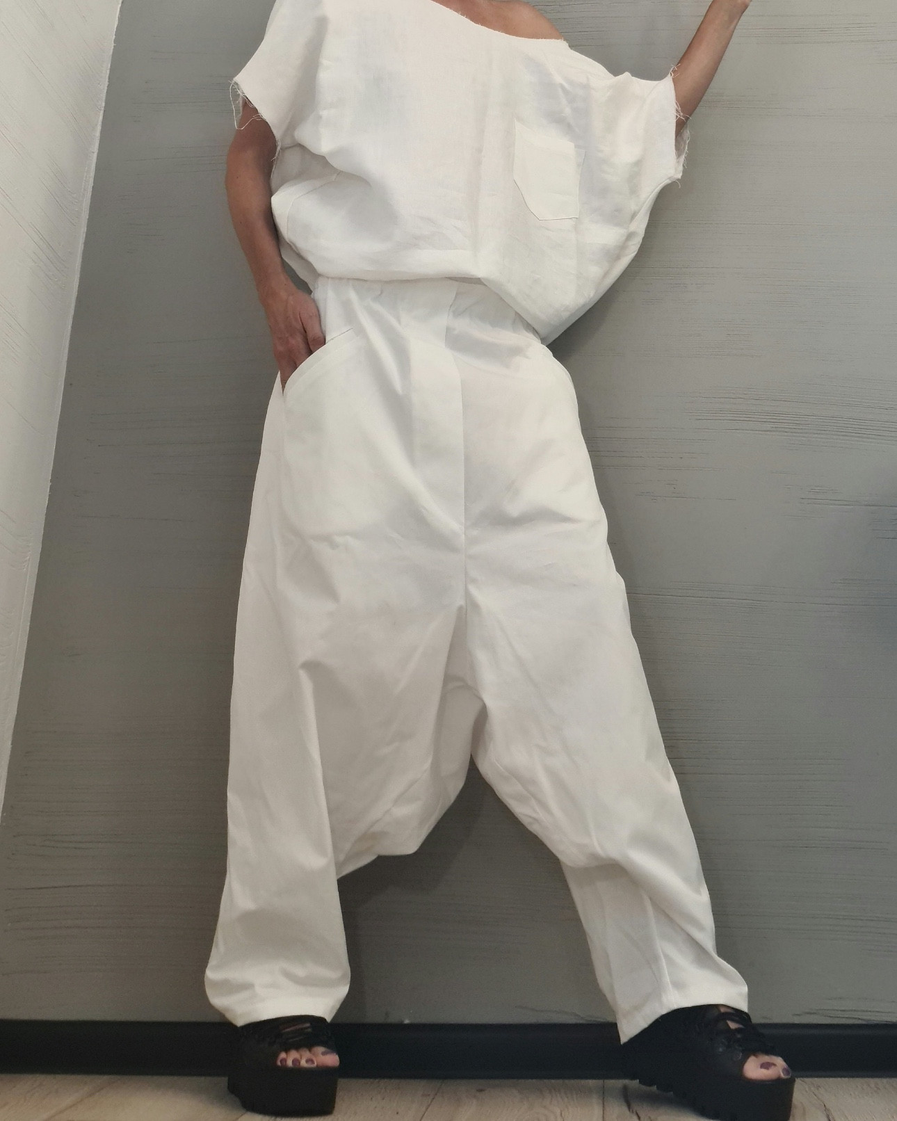 Make a bold fashion statement in this avant-garde harem jumpsuit, featuring a dramatic drop crotch, oversized silhouette, and edgy urban design 🖤 Perfect for lovers of gothic, streetwear, and conceptual fashion, this piece offers comfort, movement, and major attitude. Available in plus sizes and made to fit bodies of all shapes, it’s the ultimate anti-trend jumpsuit for fearless self-expression.