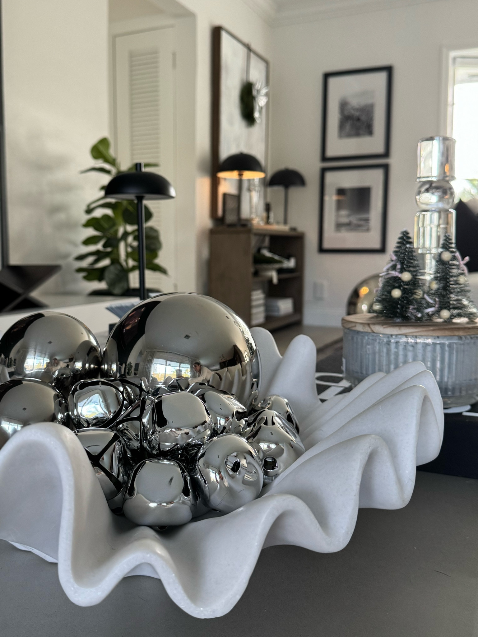 Coffee table decor/ Christmas edition 

Marble bowl 
Christmas bells 
Candle
Nutcracker 

#LTKHome #LTKHoliday #LTKSaleAlert