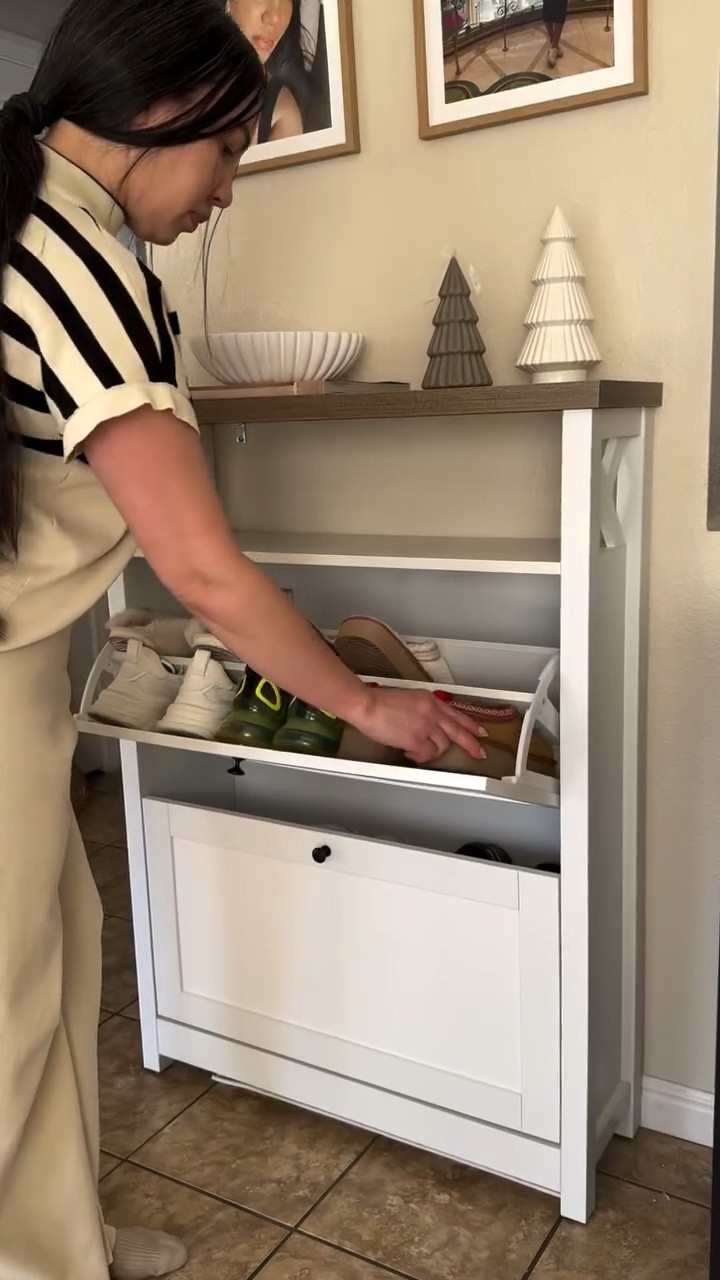 ¡Organización y estilo en un solo detalle! ✨👠 
En la Parte 5 de transforma Mi Casa Conmigo estoy eligiendo cada pieza con amor y atención. Este zapatero de @yitahome.us fue la solución perfecta para el caos de la entrada. 

✅ Práctico, compacto y elegante. 
👟 Guarda hasta 16 pares sin ocupar mucho espacio. 
🏡 Se adapta a cualquier estilo de decoración. 

¡Calidad + funcionalidad = hogar feliz! 💖 Si quieres más info, comenta QUIERO y te lo envio a tu DMs. 🔗💬 

#yitahomeus #jingleallthewayhome #makinghomehappen #yitahomeshoecabinet  #amazonfinds #amazonhomefinds