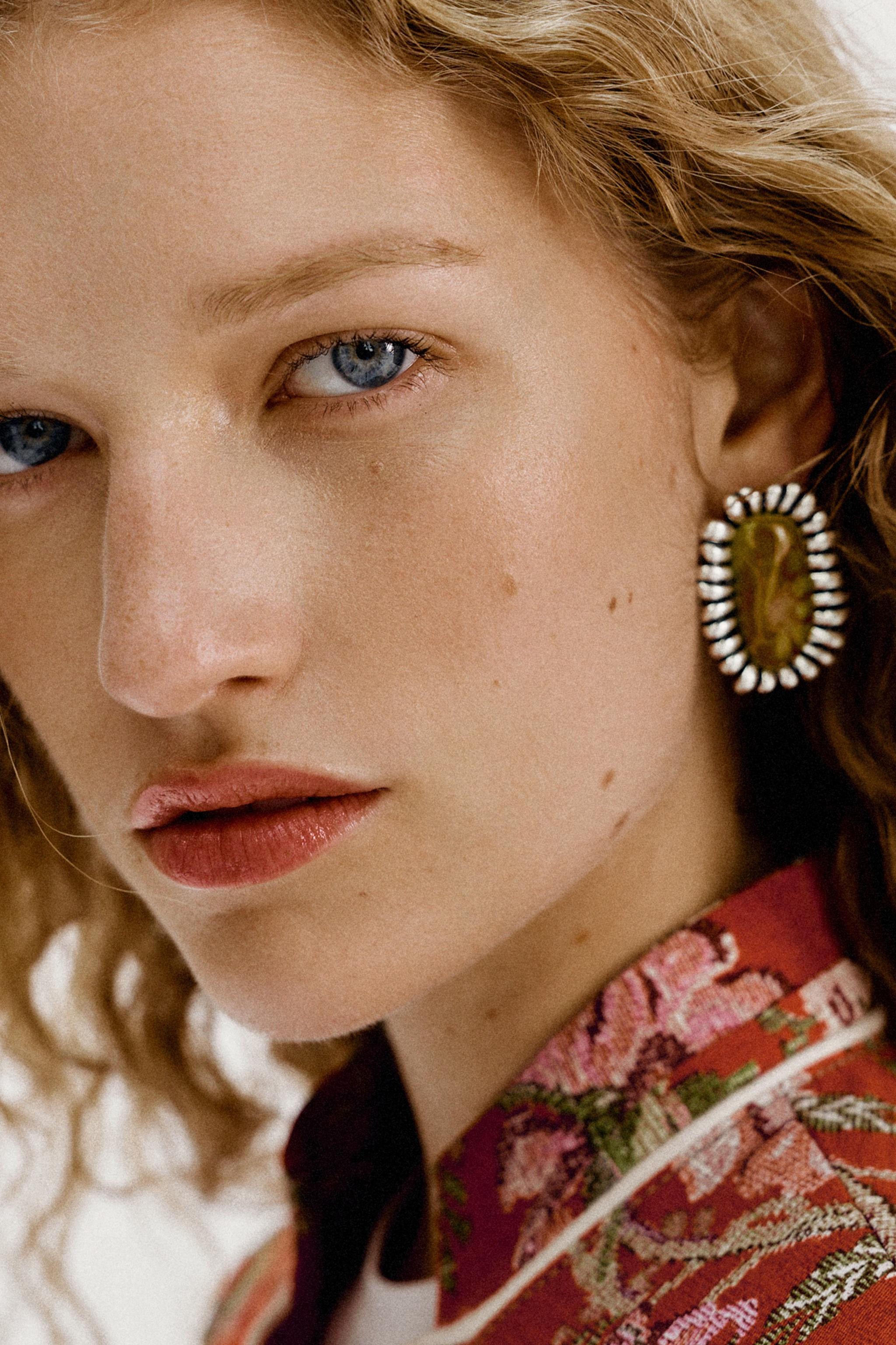 METALLIC RESIN TEXTURE EARRINGS | Zara US